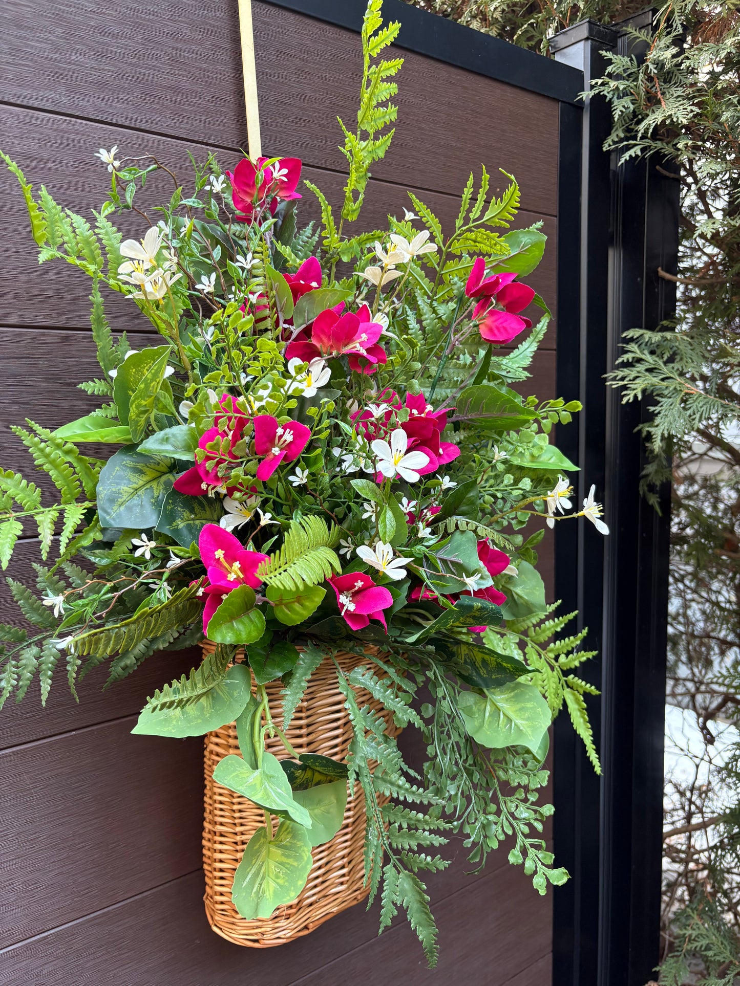 Arrangement floral mural suspendu – Bougainvillier framboise, fougères et fleurs blanches | Collection Béatrice