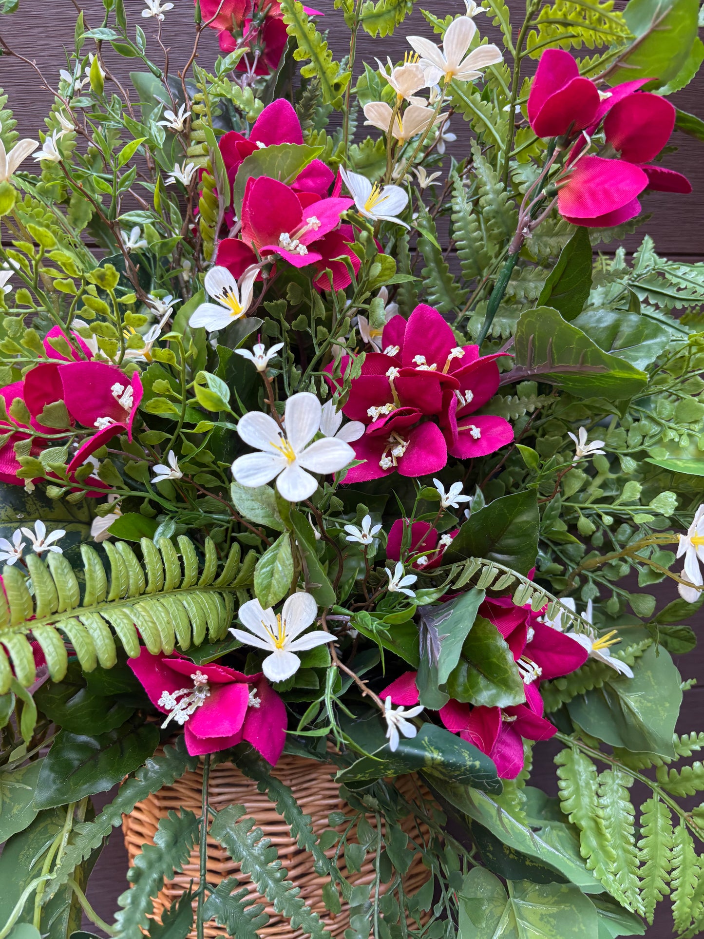 Arrangement floral mural suspendu – Bougainvillier framboise, fougères et fleurs blanches | Collection Béatrice