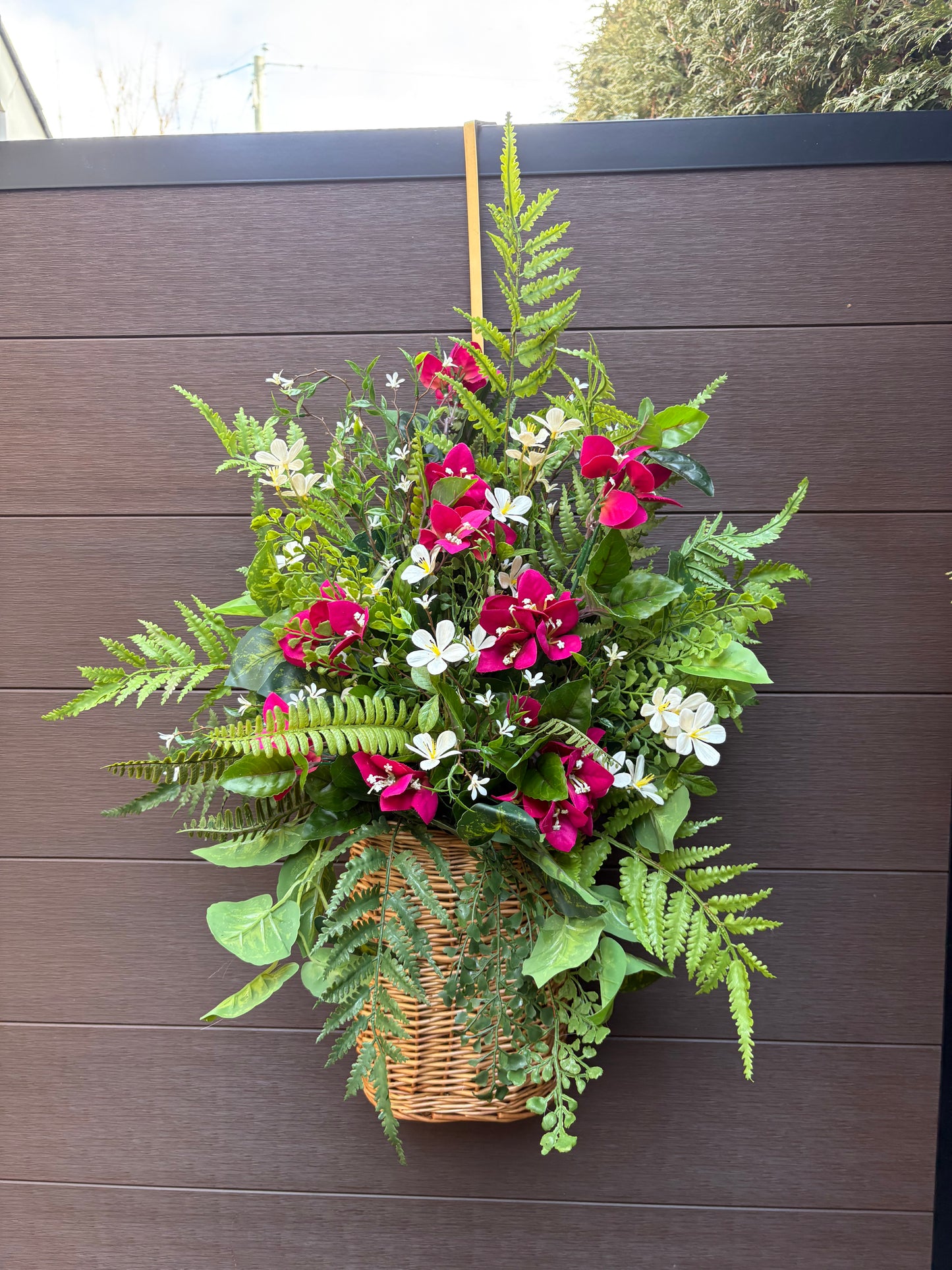 Arrangement floral mural suspendu – Bougainvillier framboise, fougères et fleurs blanches | Collection Béatrice