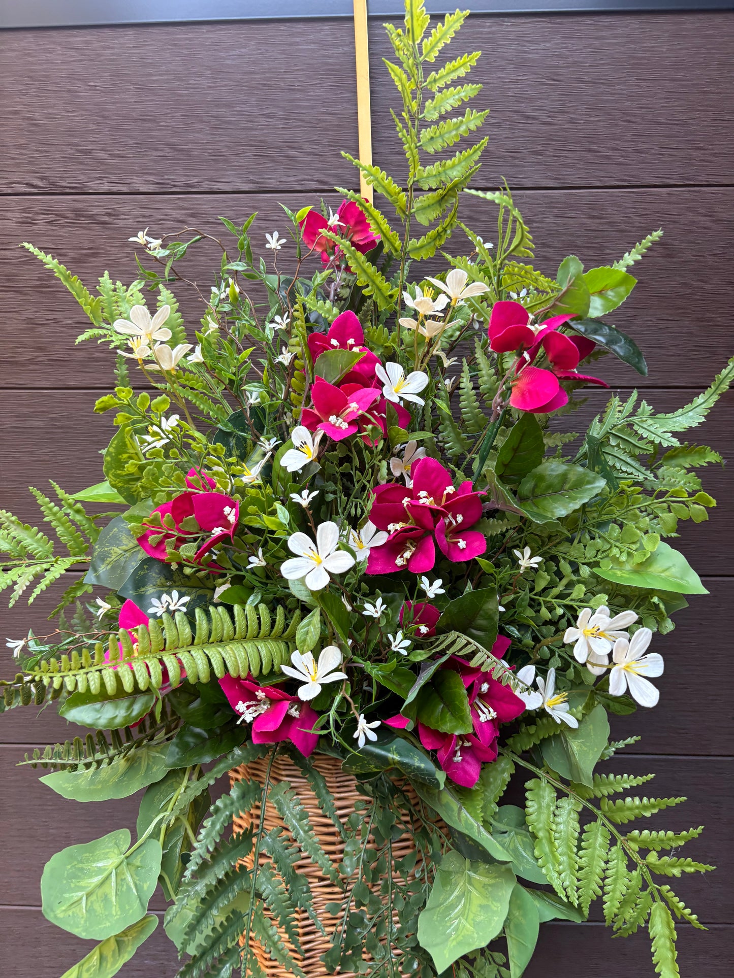 Arrangement floral mural suspendu – Bougainvillier framboise, fougères et fleurs blanches | Collection Béatrice
