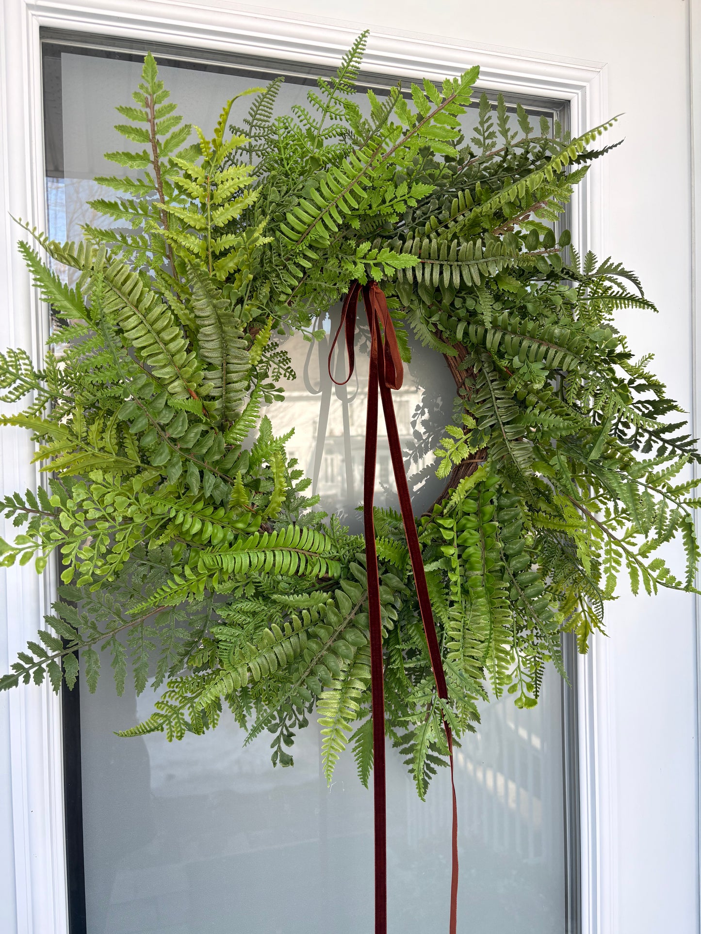 Grande couronne de fougères artificielles – 26 pouce