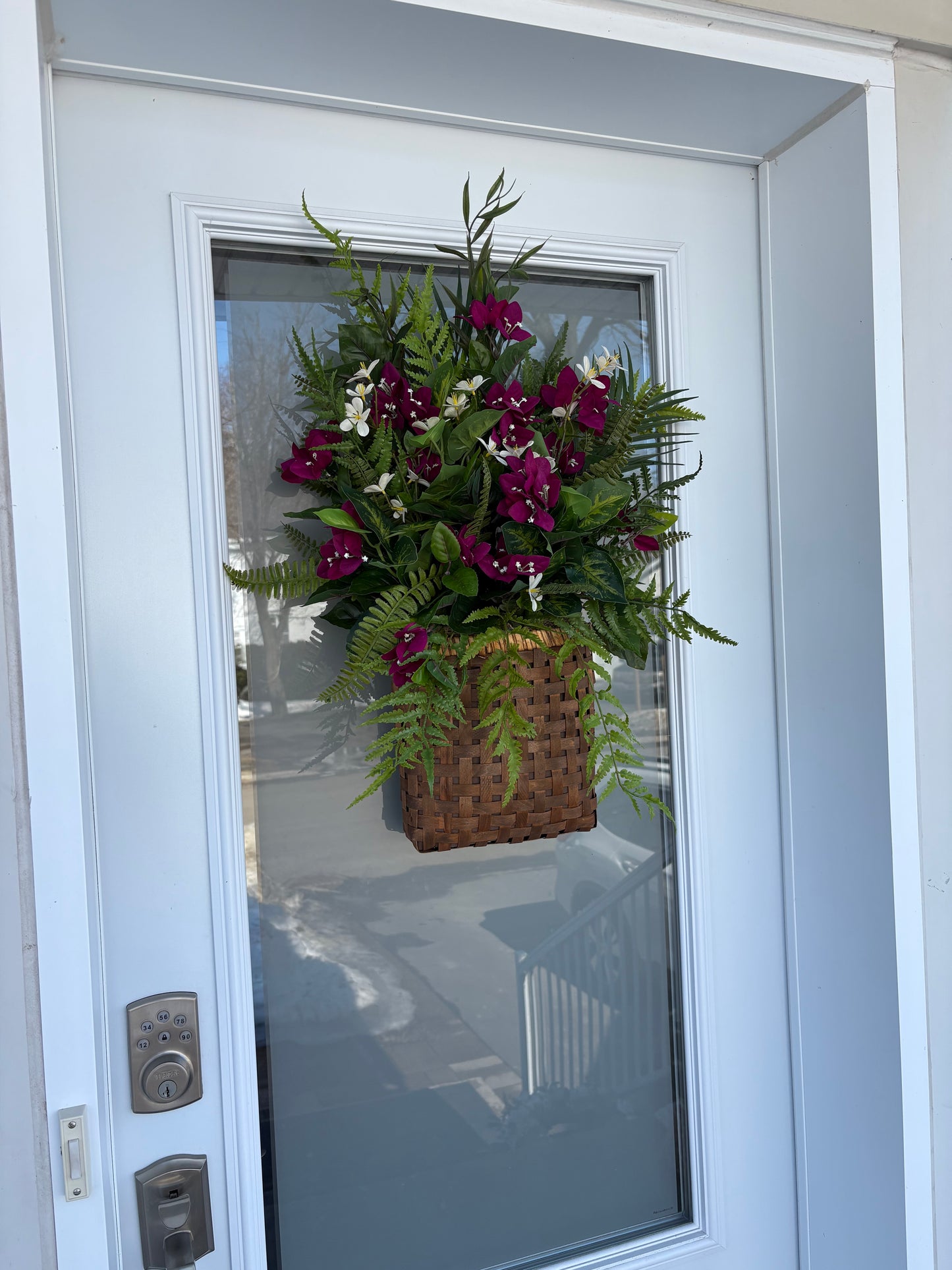 Panier mural floral bougainvilliers prunes – Décoration porte d’entrée avec fougères et verdure – 29 x 18 pouces