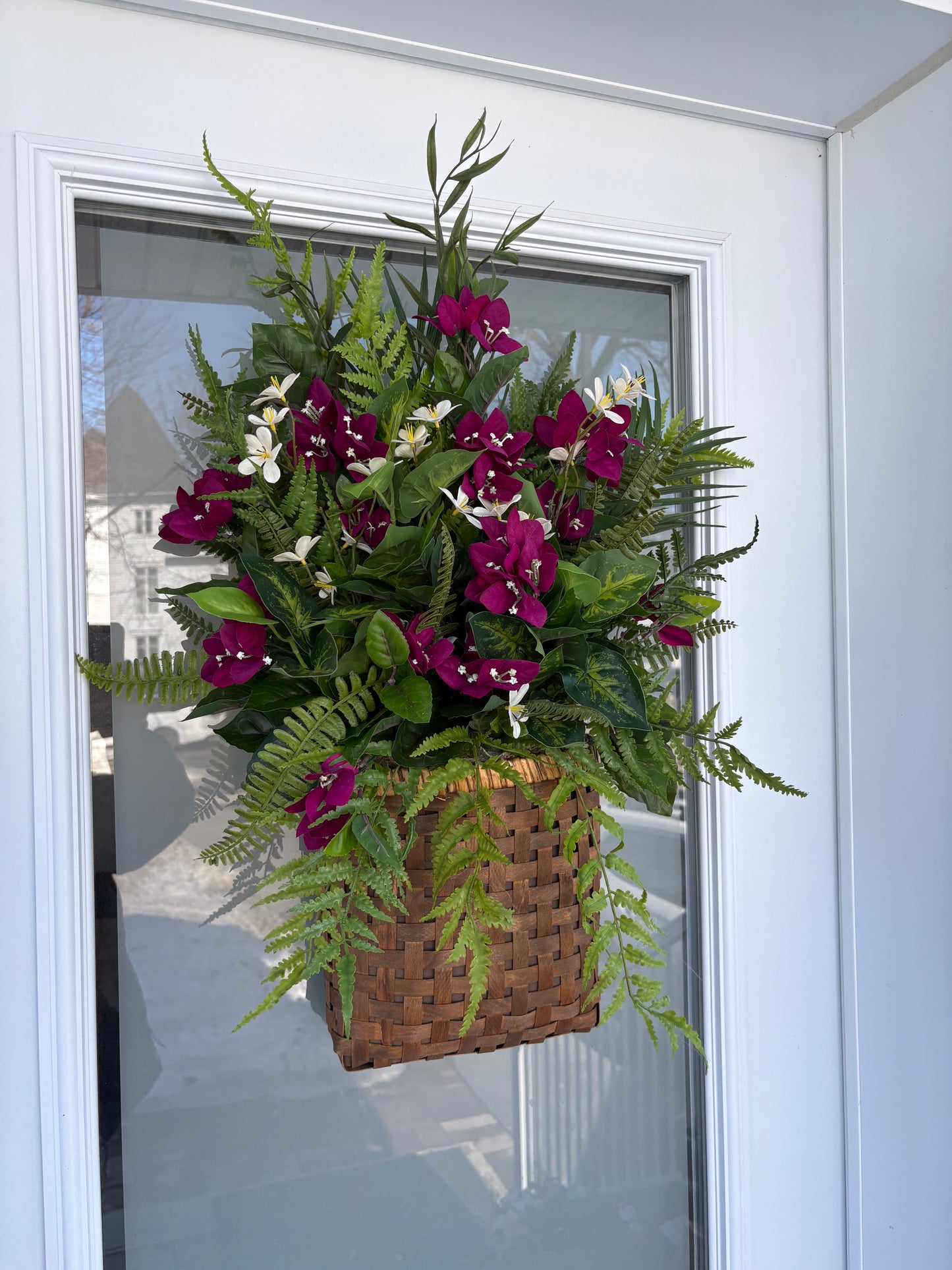 Panier mural floral bougainvilliers prunes – Décoration porte d’entrée avec fougères et verdure – 29 x 18 pouces