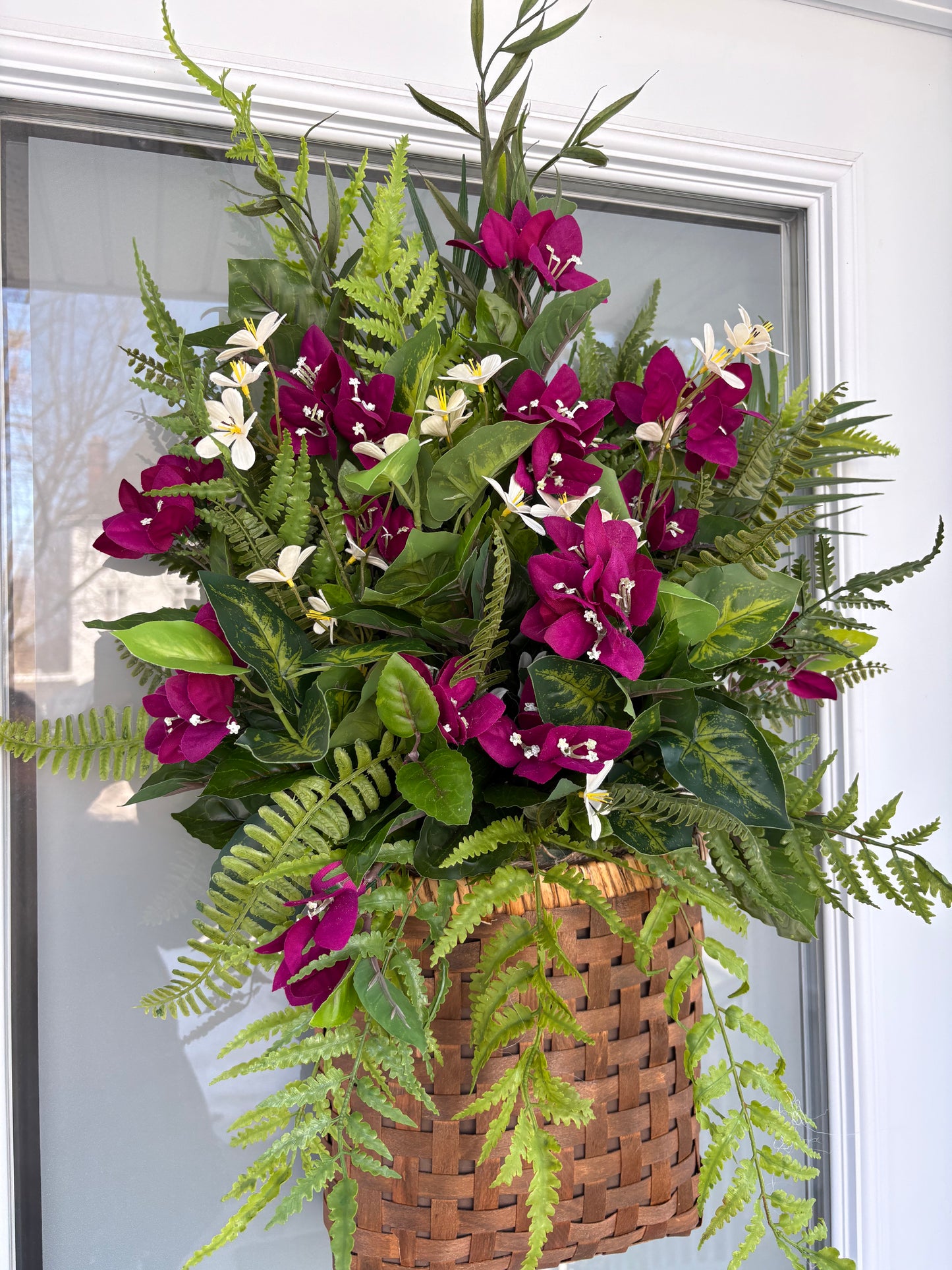 Panier mural floral bougainvilliers prunes – Décoration porte d’entrée avec fougères et verdure – 29 x 18 pouces