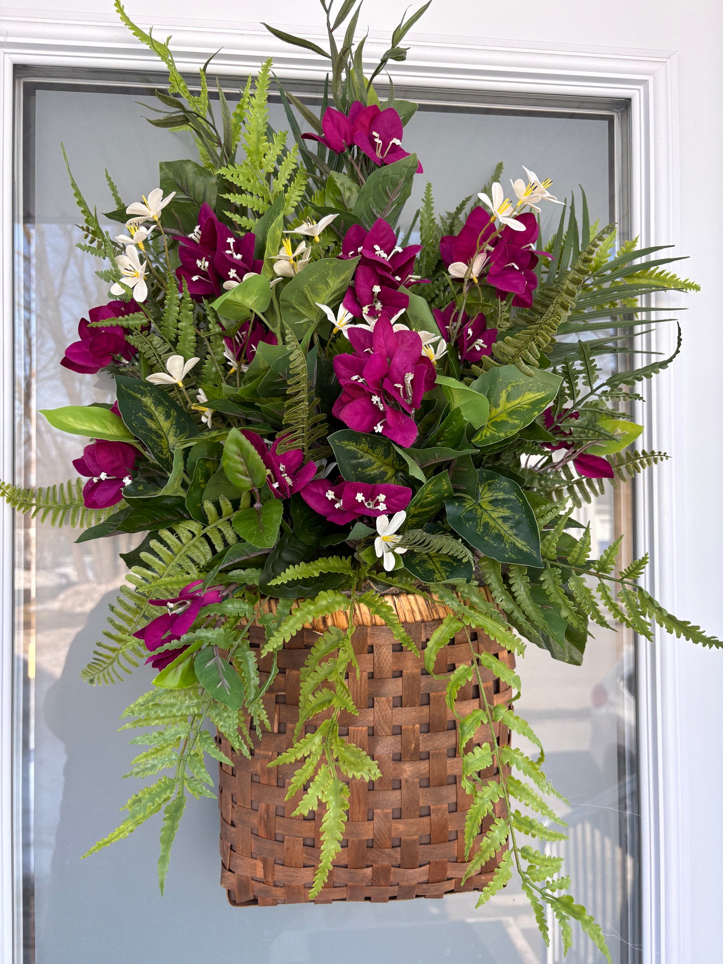 Panier mural floral bougainvilliers prunes – Décoration porte d’entrée avec fougères et verdure – 29 x 18 pouces