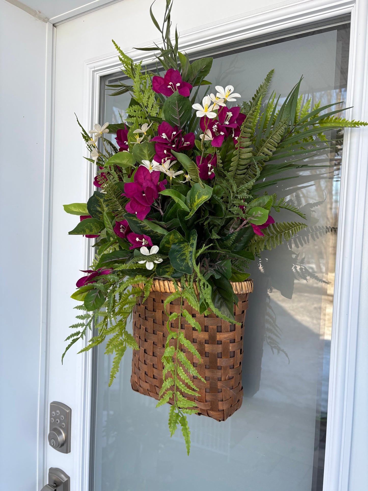 Panier mural floral bougainvilliers prunes – Décoration porte d’entrée avec fougères et verdure – 29 x 18 pouces