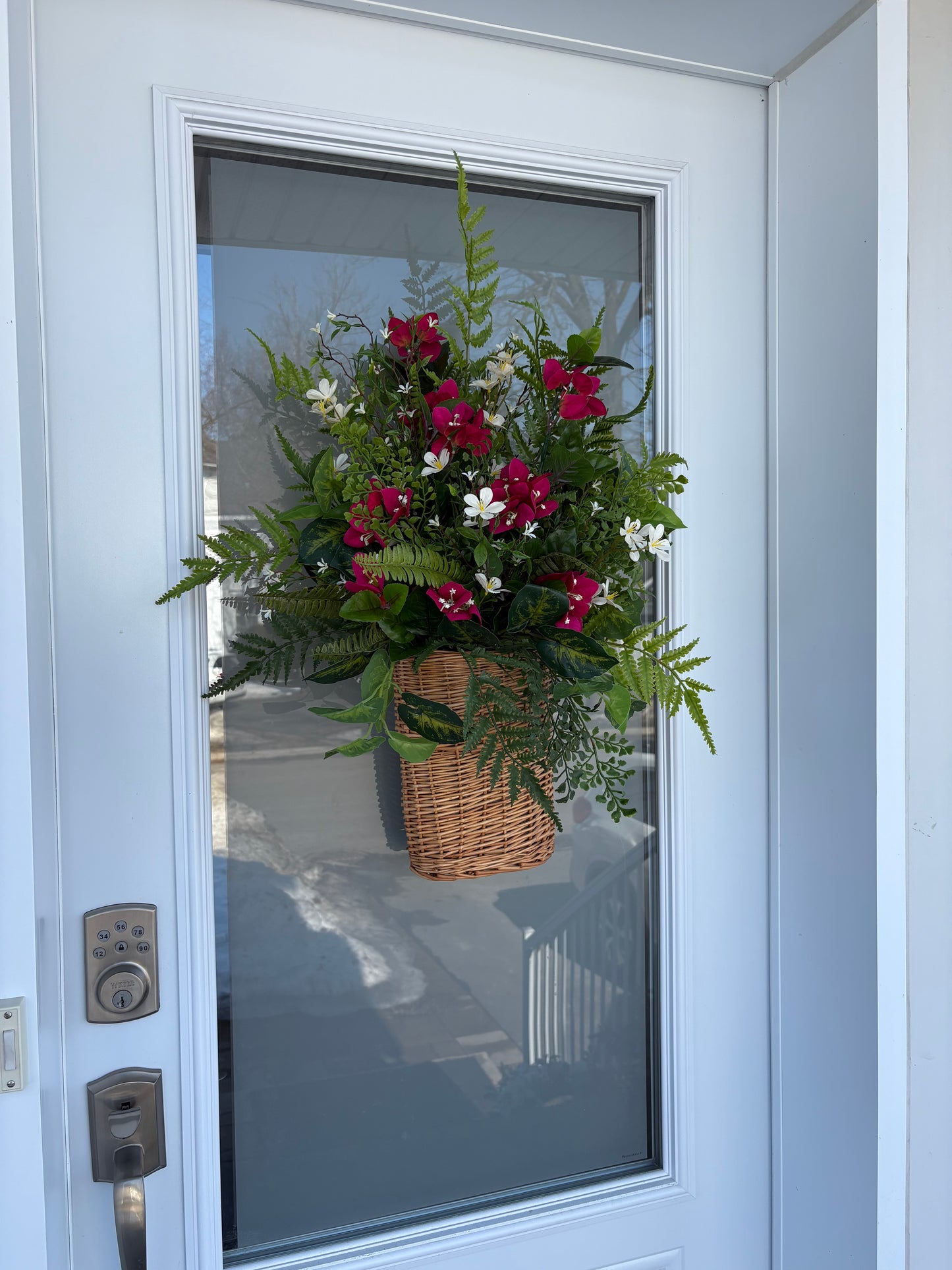 Arrangement floral mural suspendu – Bougainvillier framboise, fougères et fleurs blanches | Collection Béatrice