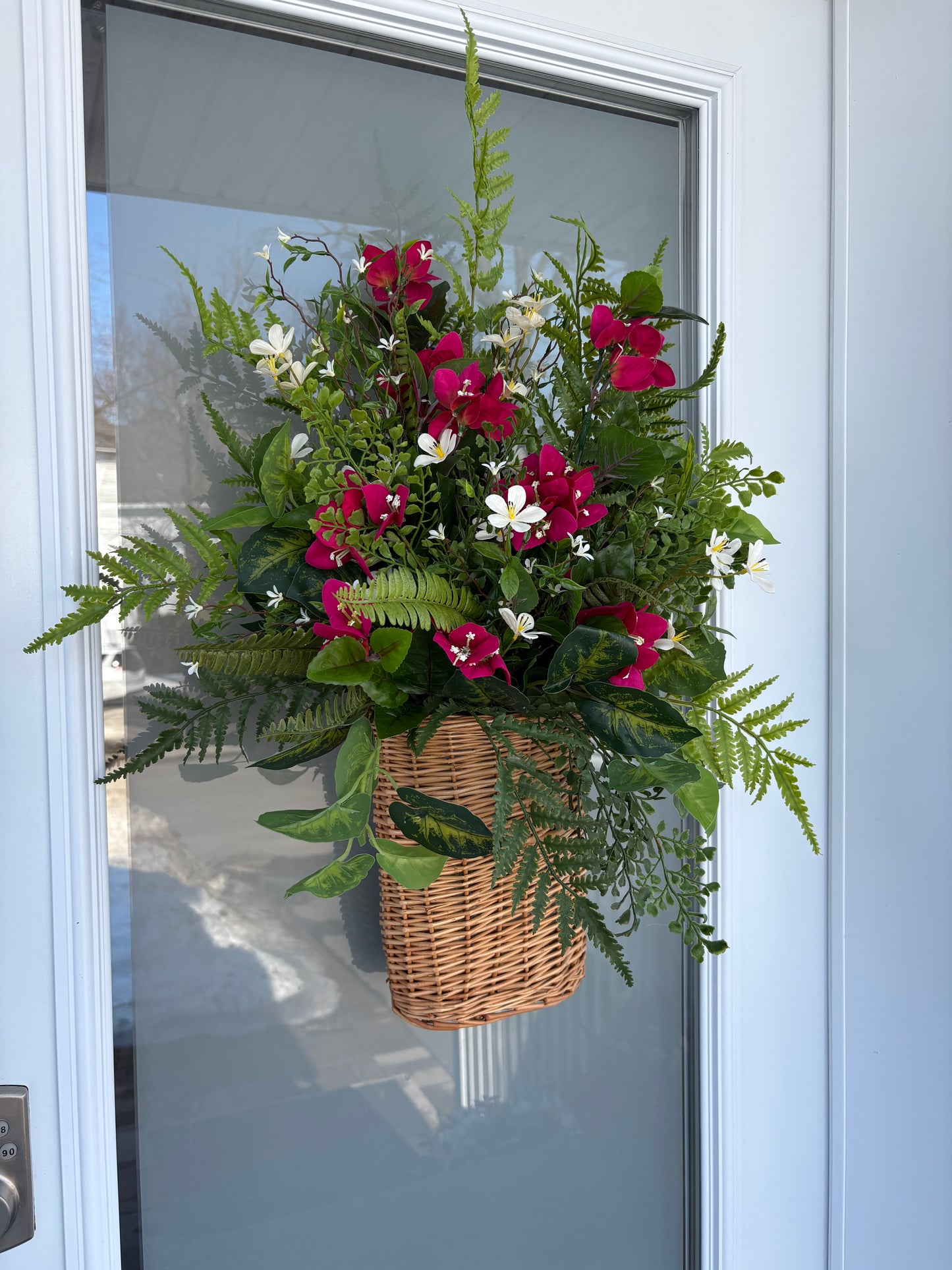 Arrangement floral mural suspendu – Bougainvillier framboise, fougères et fleurs blanches | Collection Béatrice