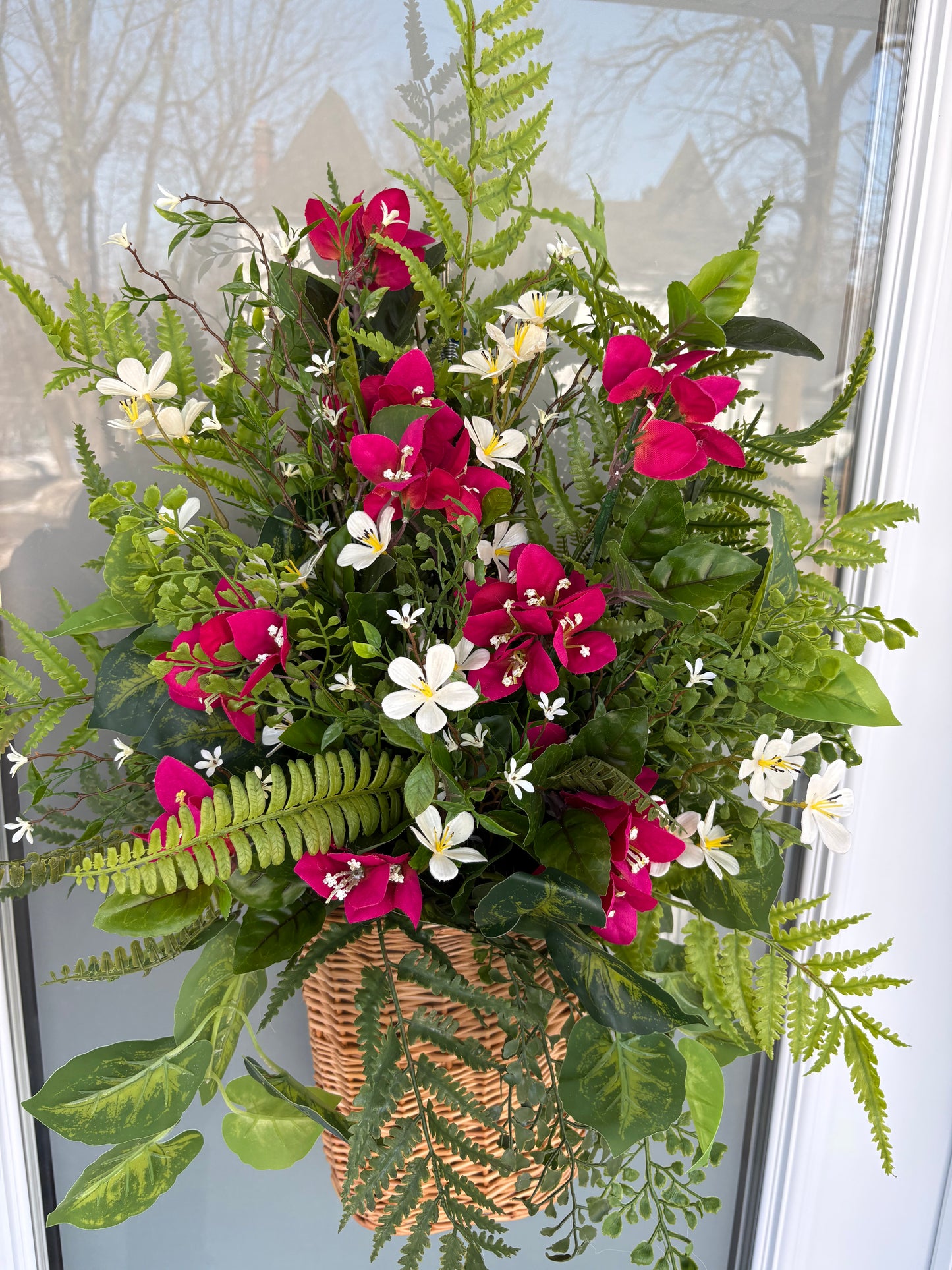 Arrangement floral mural suspendu – Bougainvillier framboise, fougères et fleurs blanches | Collection Béatrice