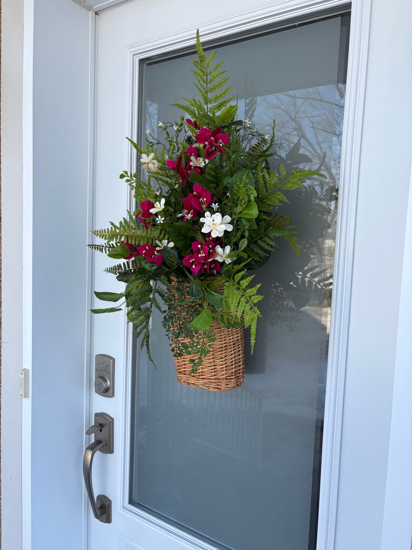 Arrangement floral mural suspendu – Bougainvillier framboise, fougères et fleurs blanches | Collection Béatrice