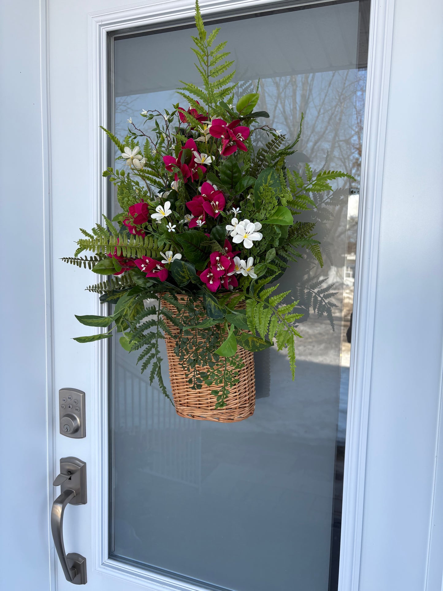 Arrangement floral mural suspendu – Bougainvillier framboise, fougères et fleurs blanches | Collection Béatrice