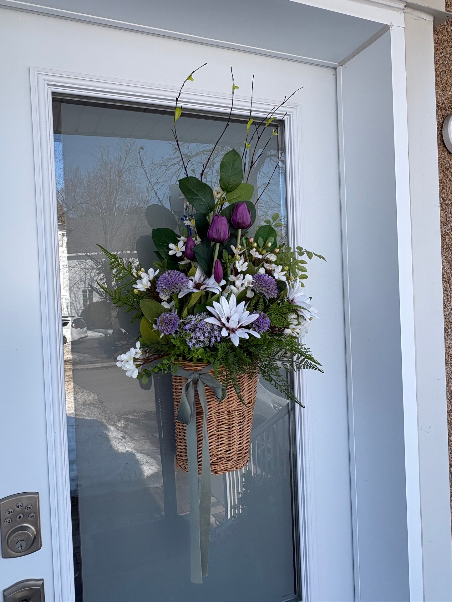 Panier mural fleuri en osier – décoration de porte printemps été style champêtre
