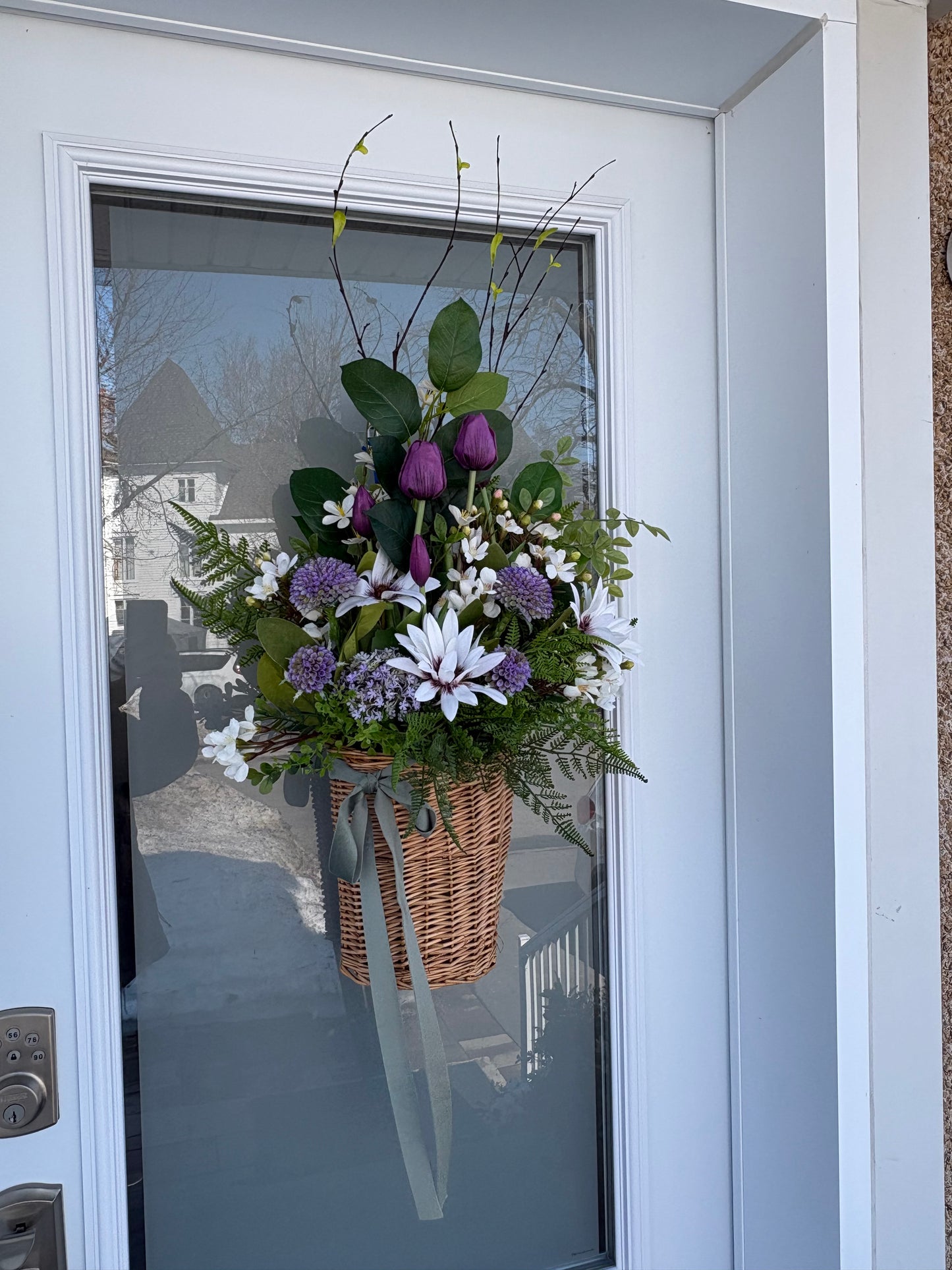 Panier mural fleuri en osier – décoration de porte printemps été style champêtre