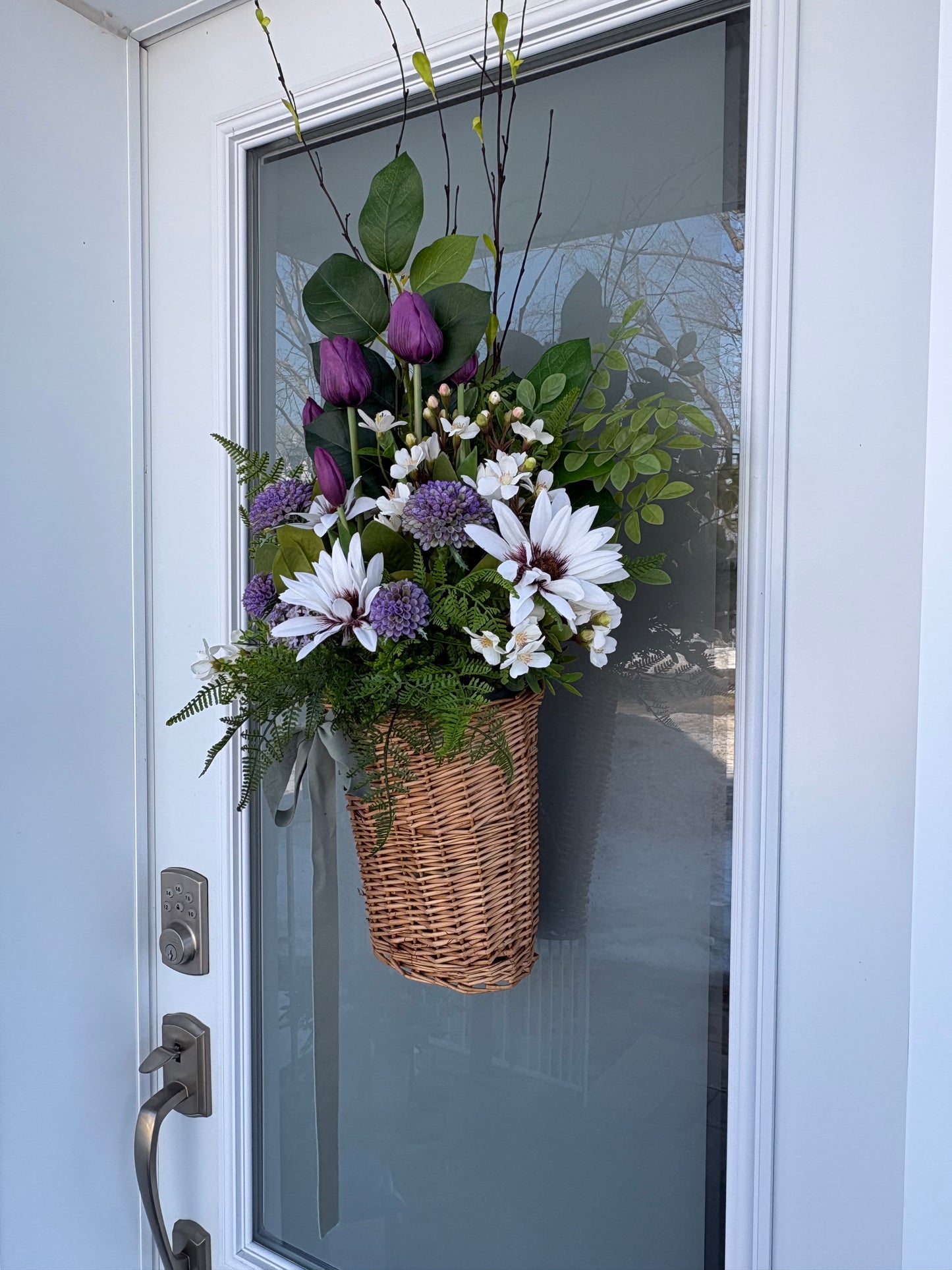 Panier mural fleuri en osier – décoration de porte printemps été style champêtre