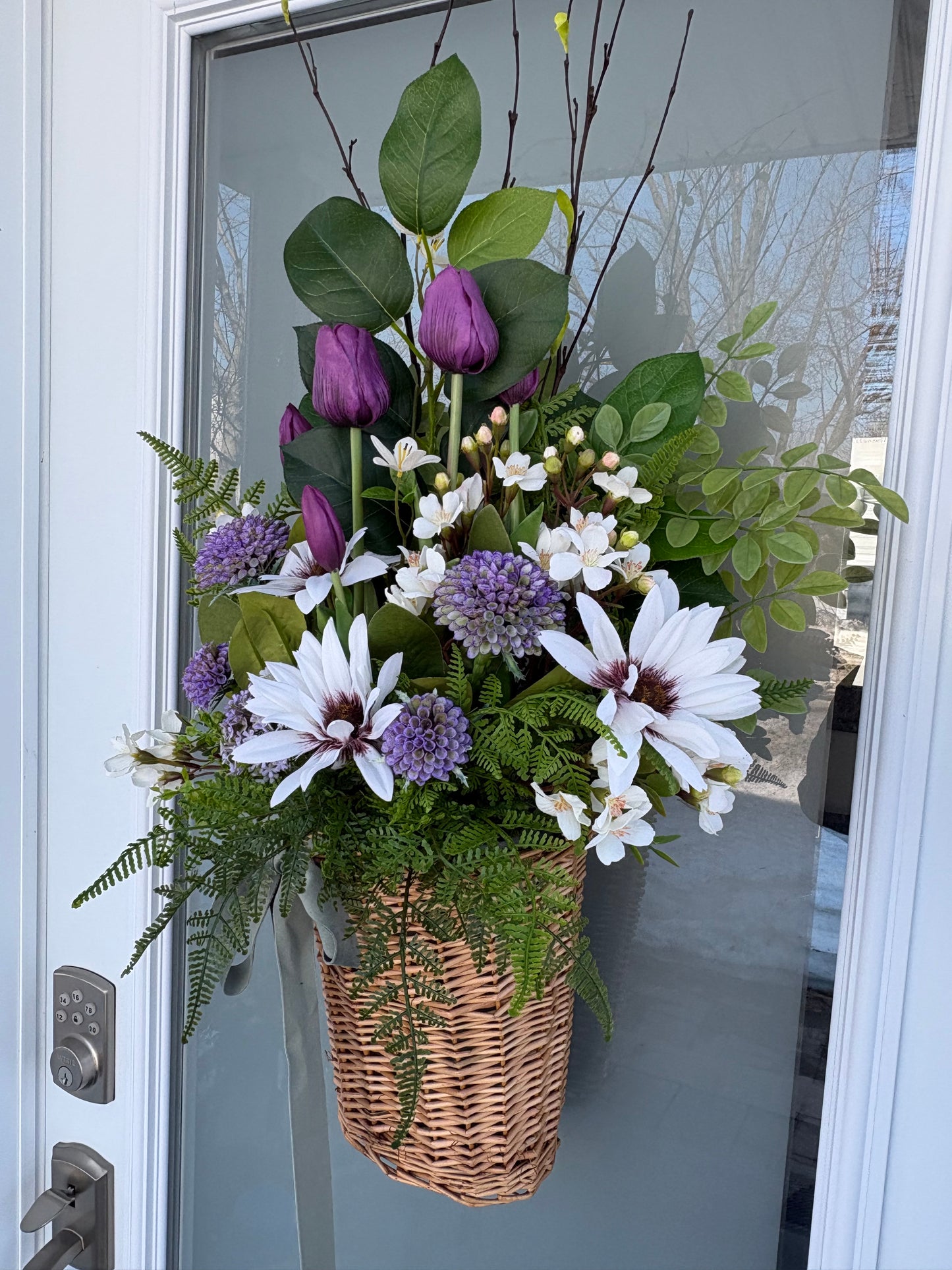 Panier mural fleuri en osier – décoration de porte printemps été style champêtre
