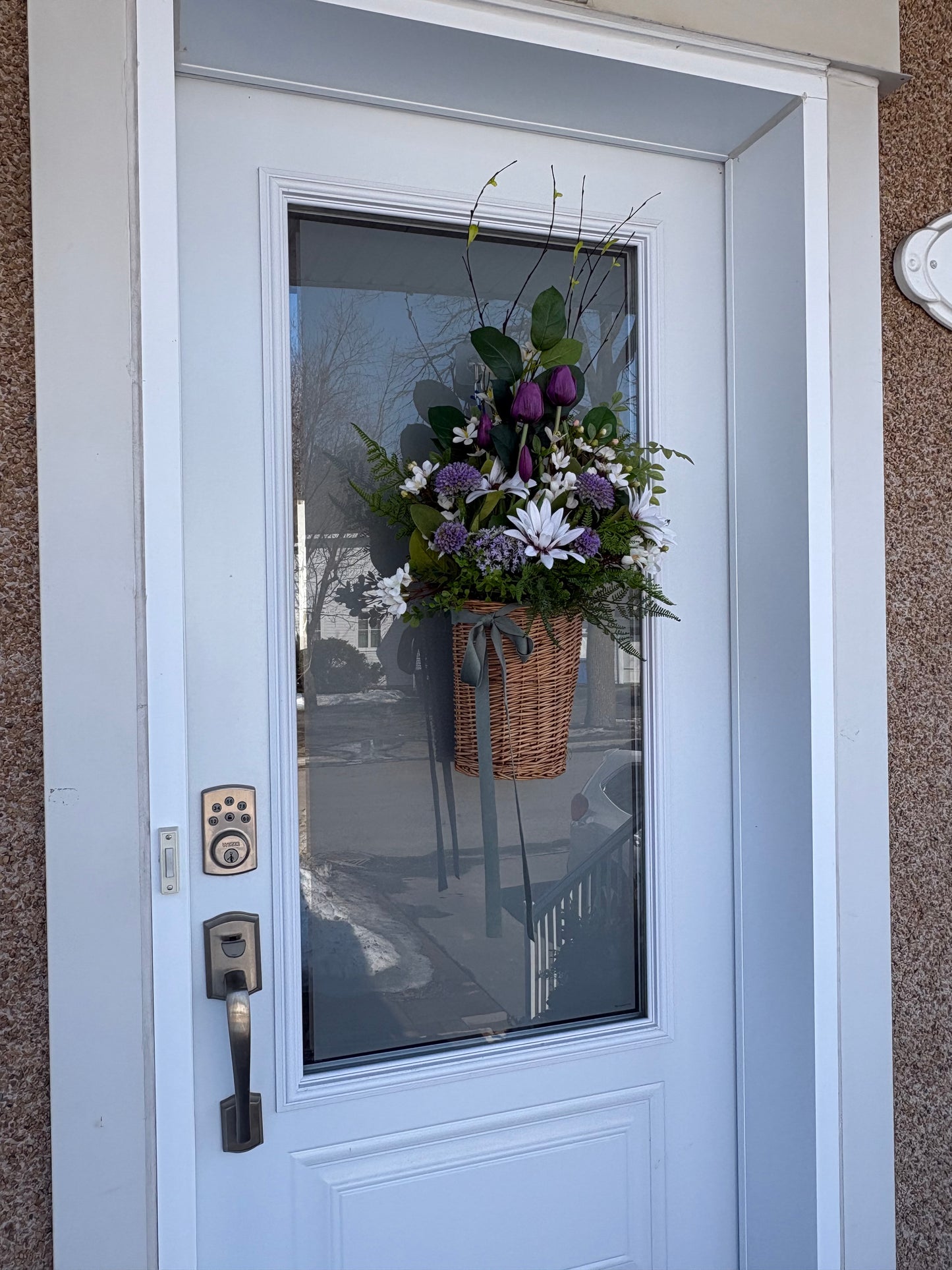 Panier mural fleuri en osier – décoration de porte printemps été style champêtre