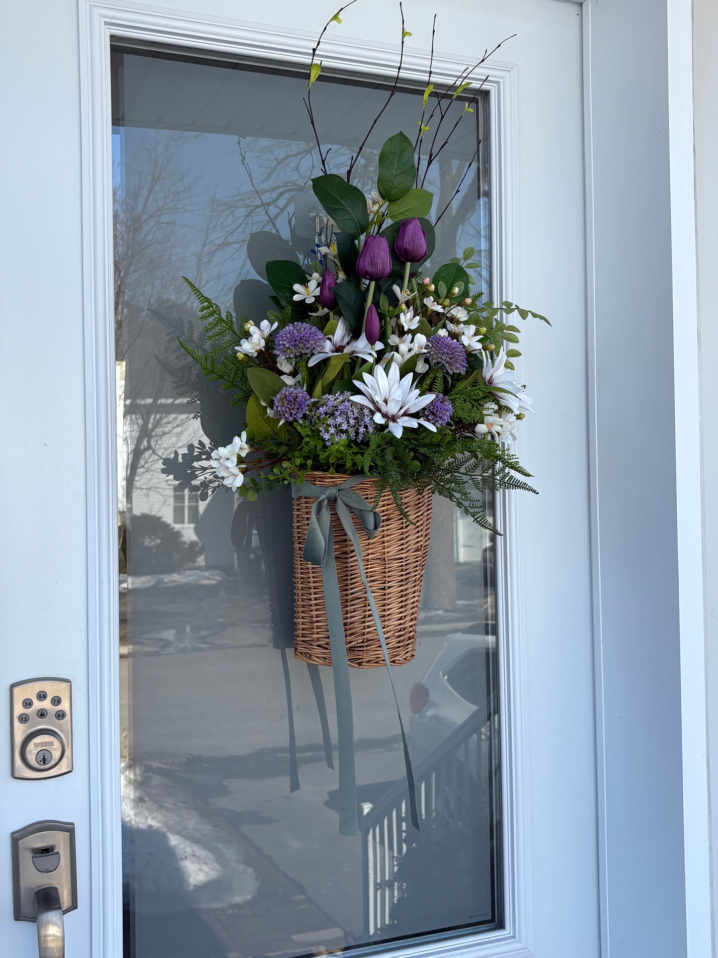 Panier mural fleuri en osier – décoration de porte printemps été style champêtre