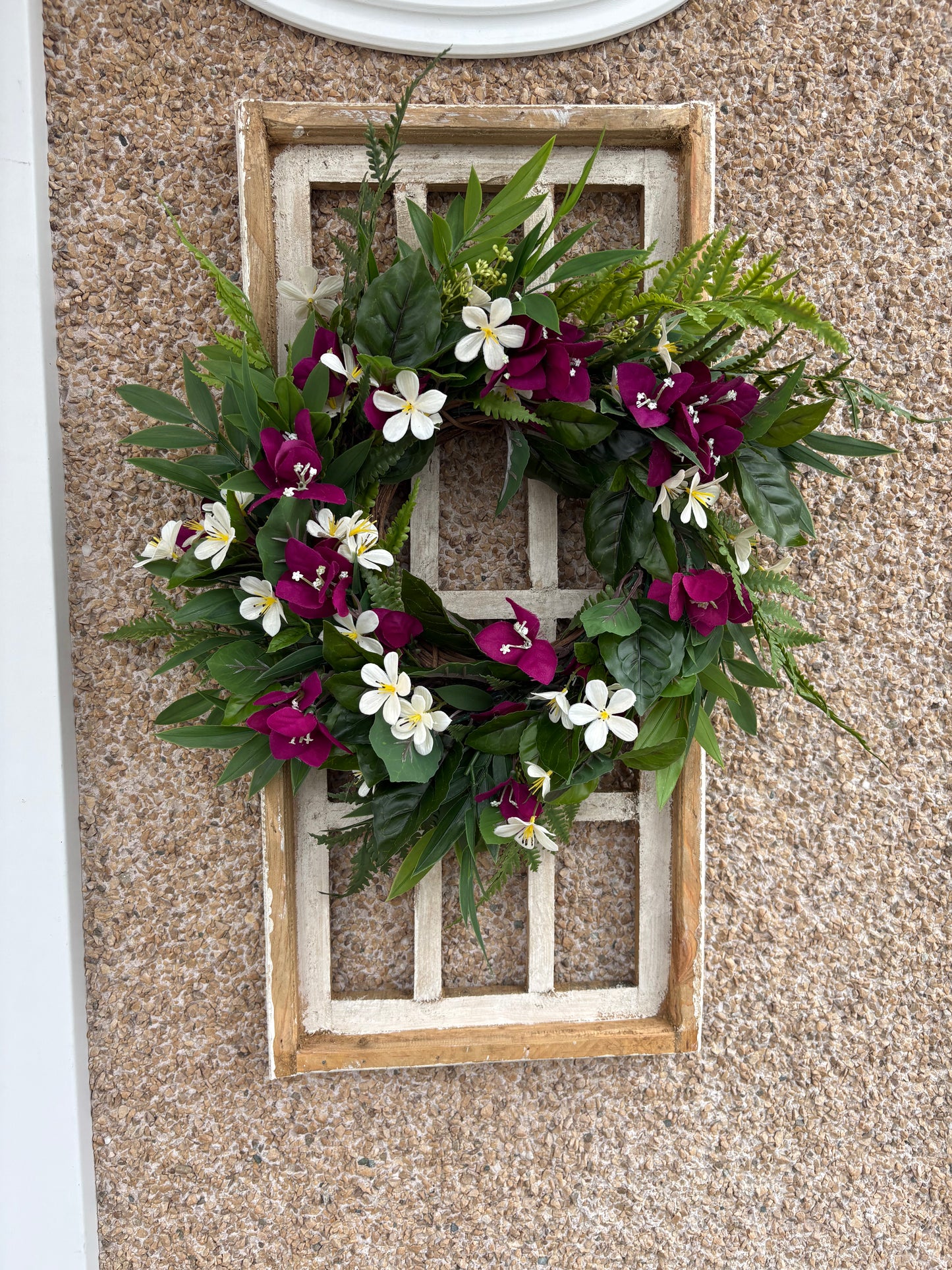 Fenêtre décorative rustique avec couronne de bougainvilliers prunes – Décoration murale florale unique