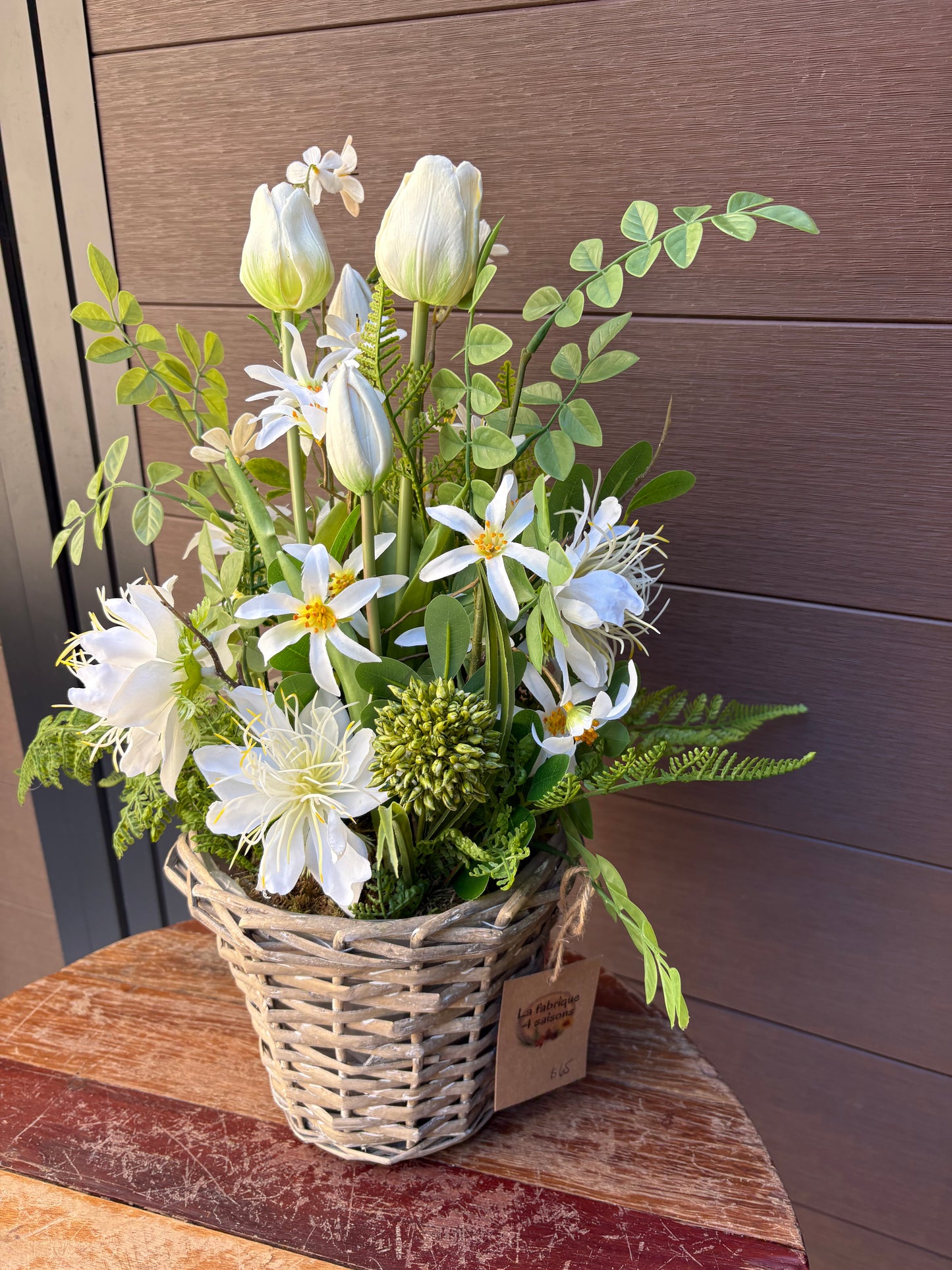Arrangement floral artificiel blanc 18 x 13 pouces – Tulipes blanches, fleurs étoilées et feuillage naturel