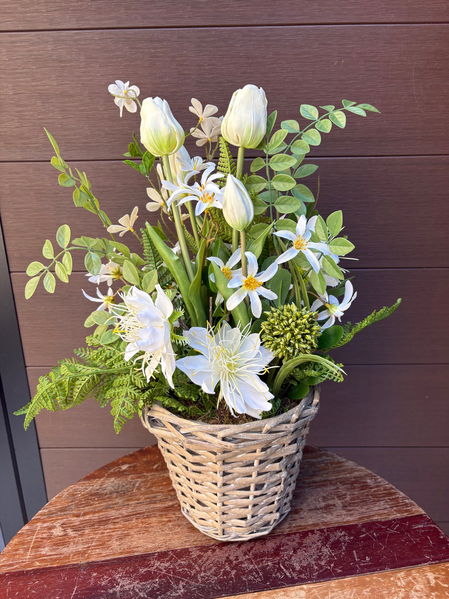 Arrangement floral artificiel blanc 18 x 13 pouces – Tulipes blanches, fleurs étoilées et feuillage naturel