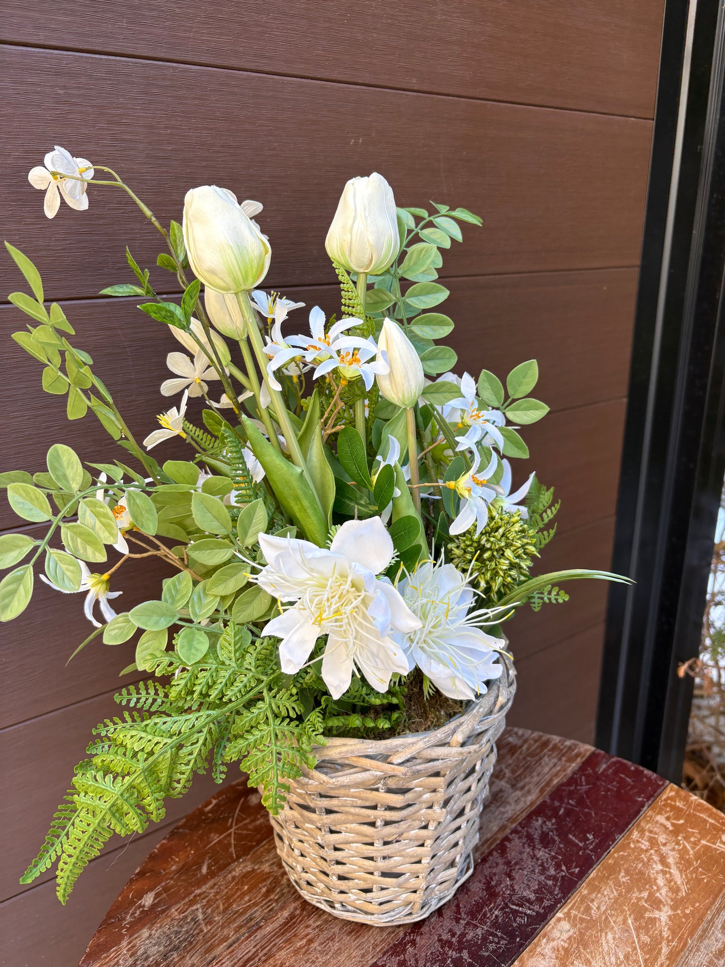 Arrangement floral artificiel blanc 18 x 13 pouces – Tulipes blanches, fleurs étoilées et feuillage naturel