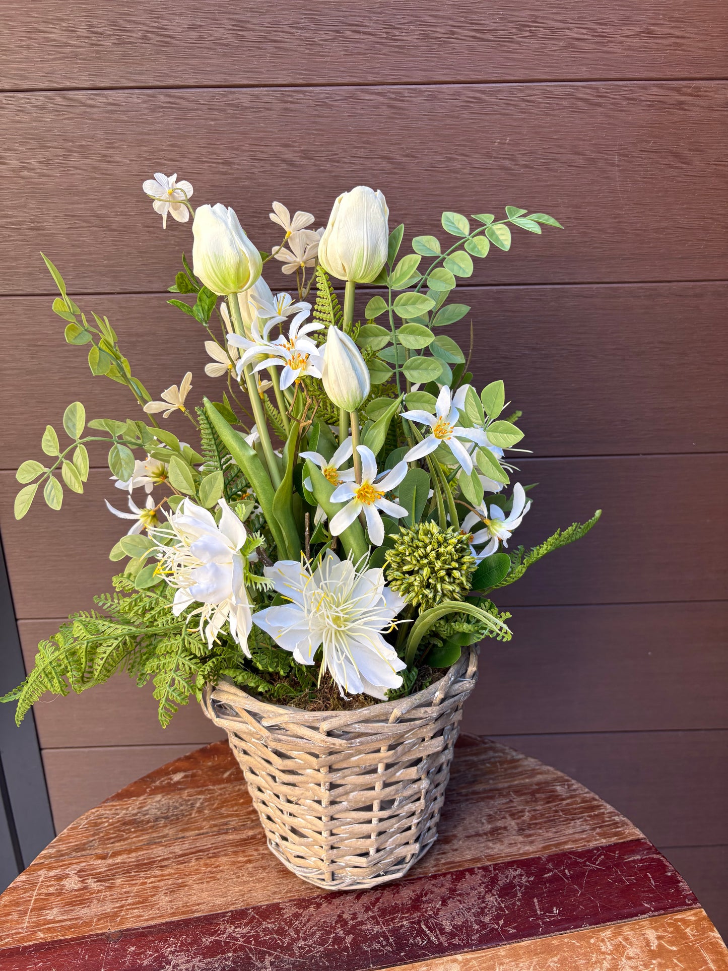 Arrangement floral artificiel blanc 18 x 13 pouces – Tulipes blanches, fleurs étoilées et feuillage naturel
