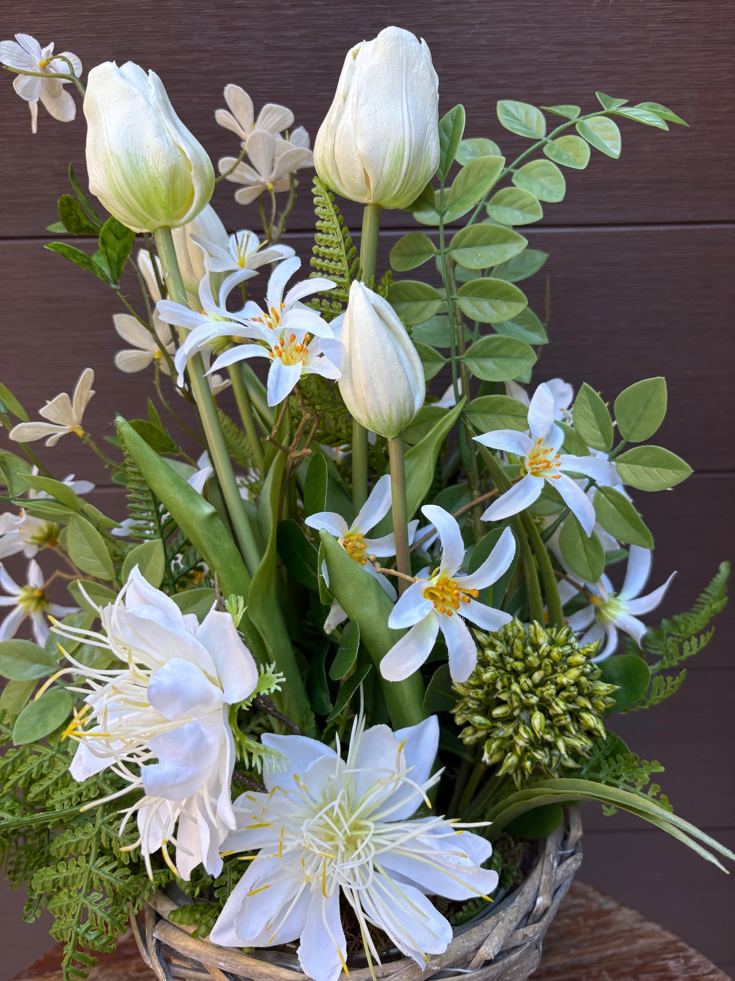 Arrangement floral artificiel blanc 18 x 13 pouces – Tulipes blanches, fleurs étoilées et feuillage naturel