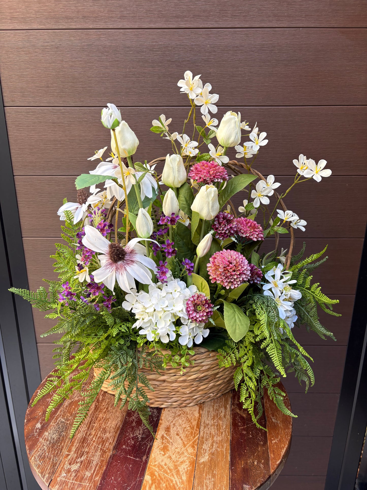 Arrangement floral artificiel en panier d’osier – Tulipes, hydrangea et fleurs champêtres – 22 x 22 po