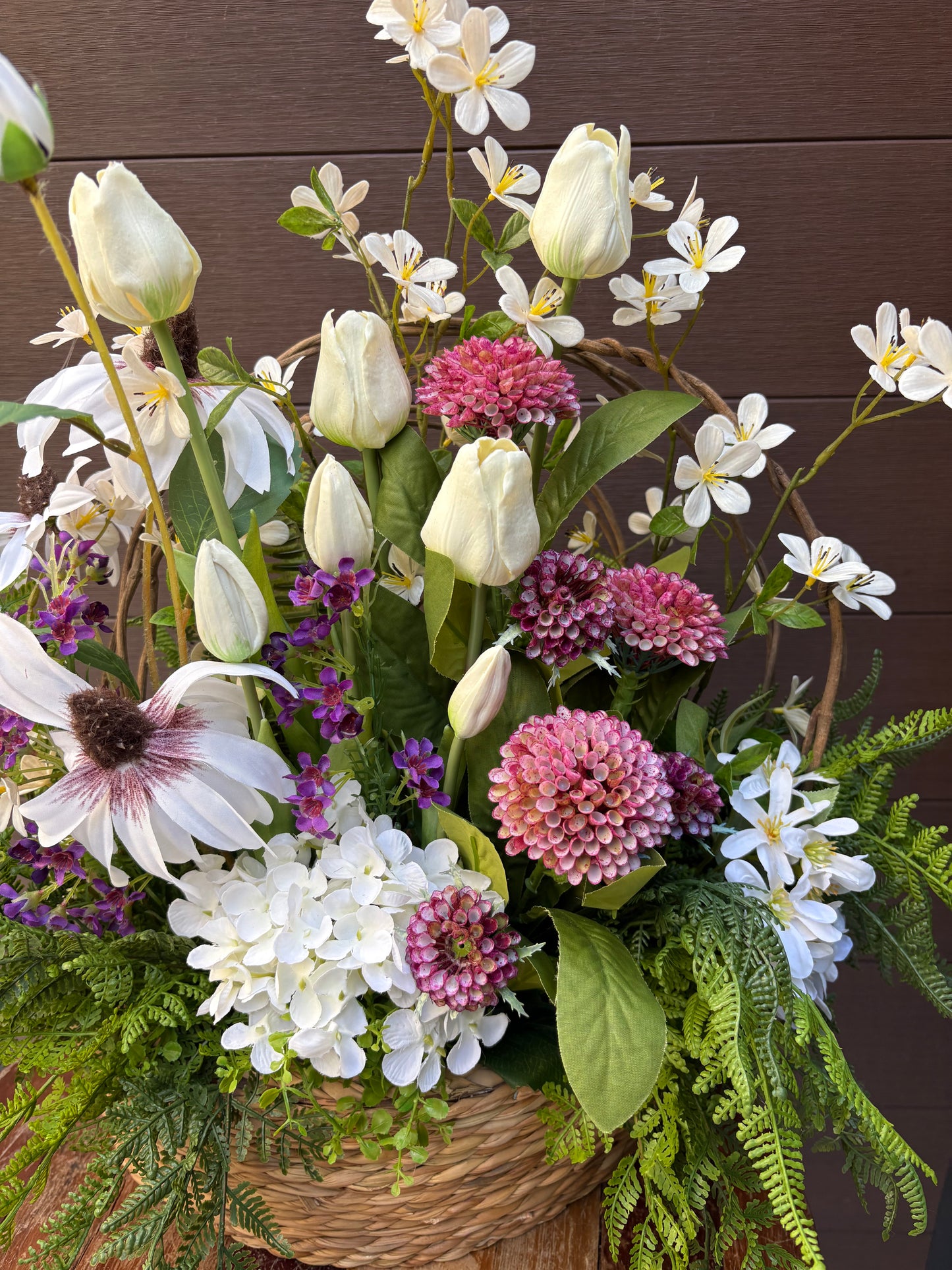 Arrangement floral artificiel en panier d’osier – Tulipes, hydrangea et fleurs champêtres – 22 x 22 po