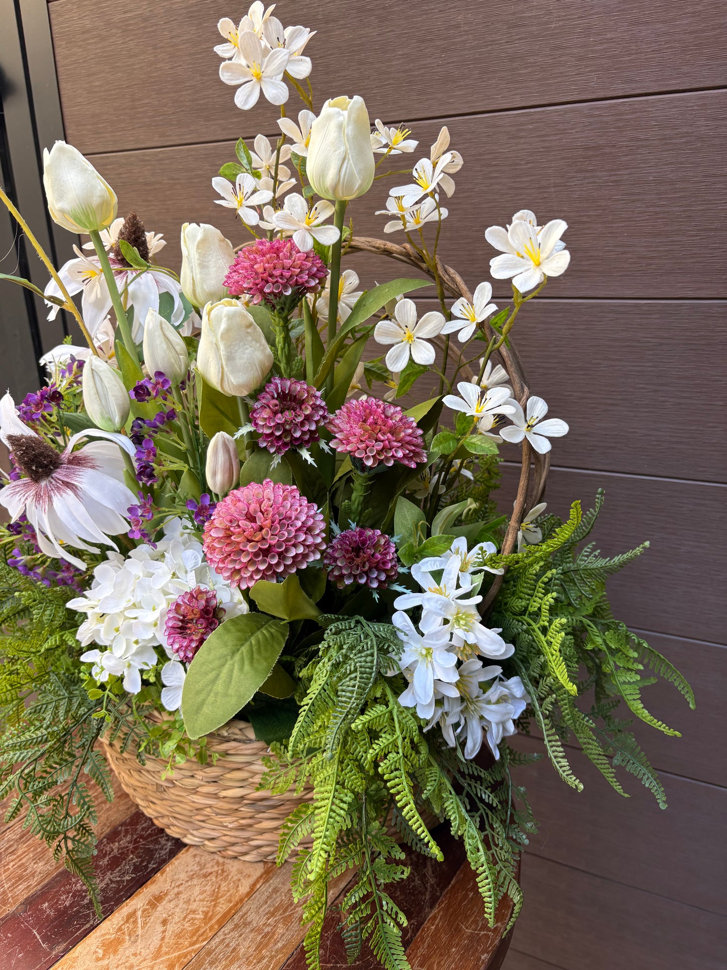 Arrangement floral artificiel en panier d’osier – Tulipes, hydrangea et fleurs champêtres – 22 x 22 po
