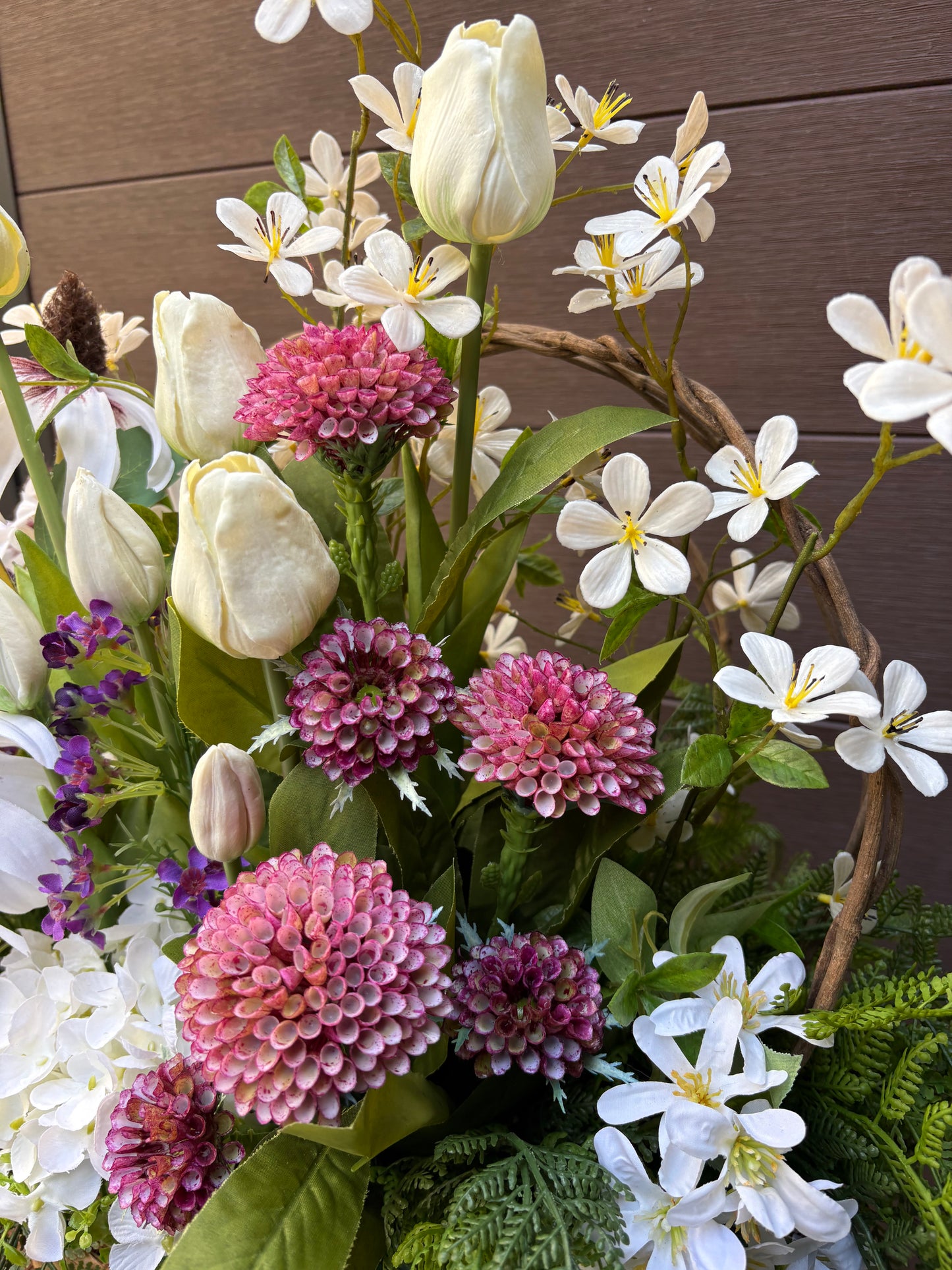 Arrangement floral artificiel en panier d’osier – Tulipes, hydrangea et fleurs champêtres – 22 x 22 po