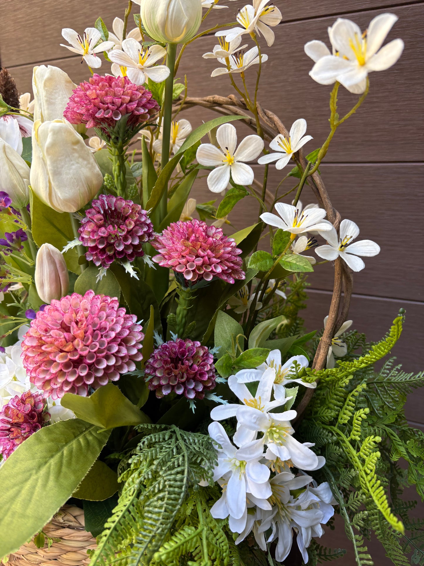 Arrangement floral artificiel en panier d’osier – Tulipes, hydrangea et fleurs champêtres – 22 x 22 po