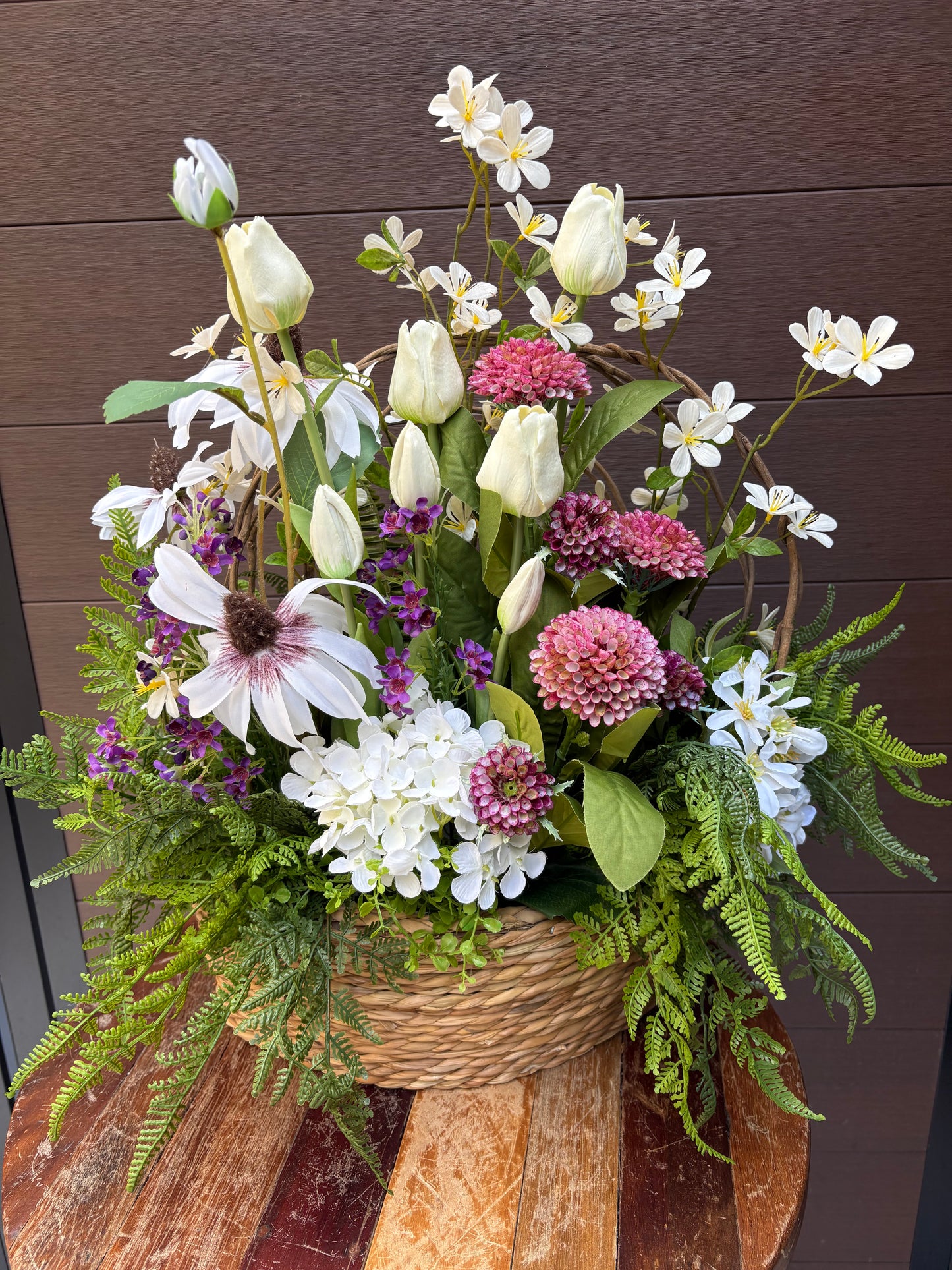 Arrangement floral artificiel en panier d’osier – Tulipes, hydrangea et fleurs champêtres – 22 x 22 po