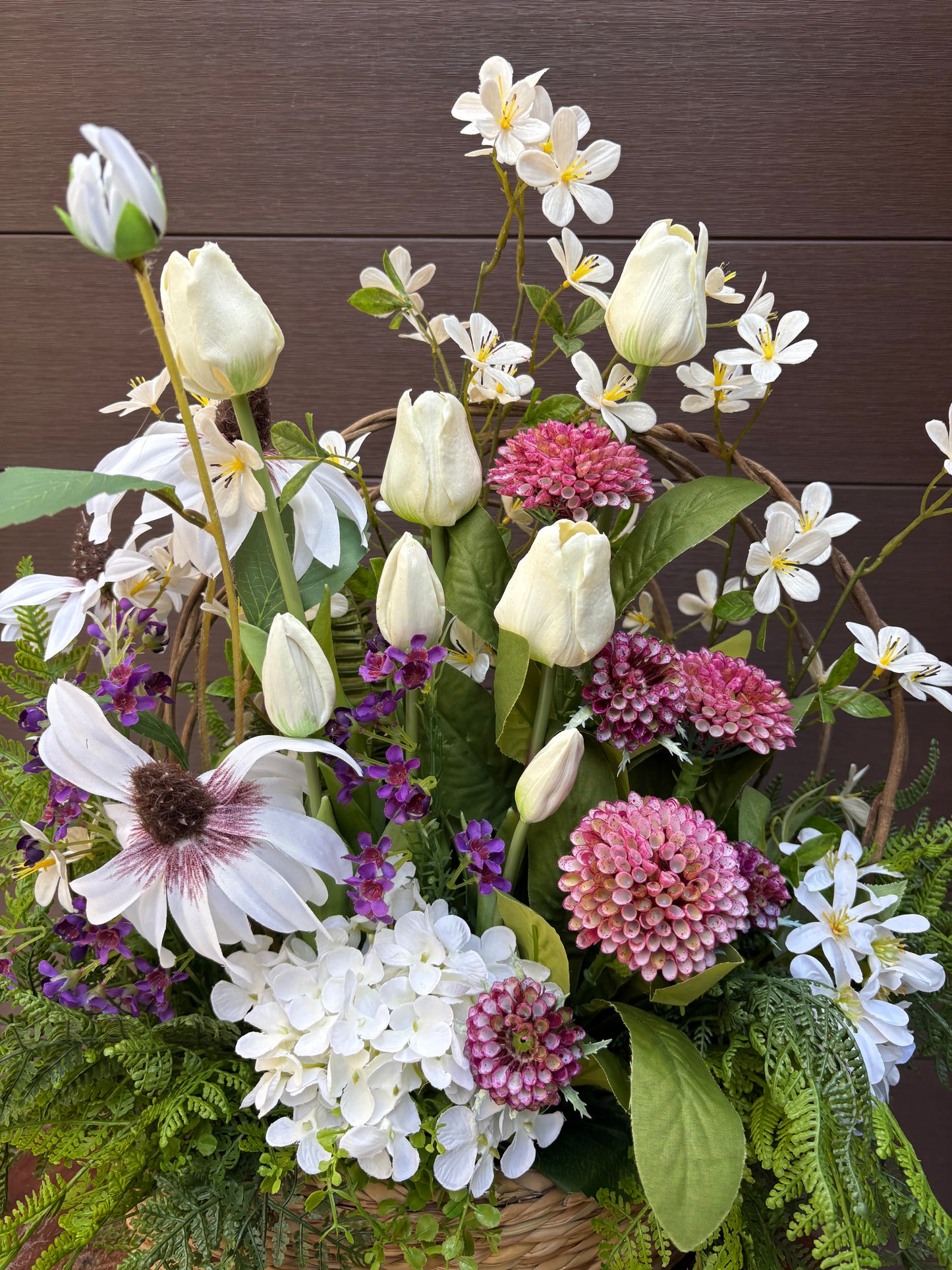 Arrangement floral artificiel en panier d’osier – Tulipes, hydrangea et fleurs champêtres – 22 x 22 po