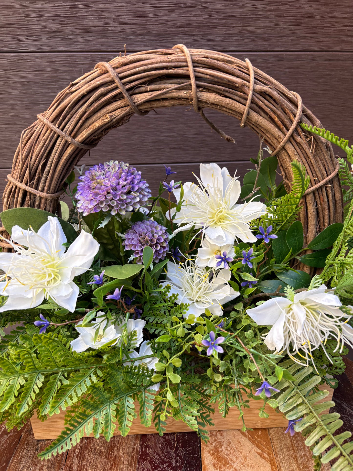 Arrangement floral artificiel en boîte de bois – Clématite blanche, hortensia et fleurs champêtres – 23 x 15 po