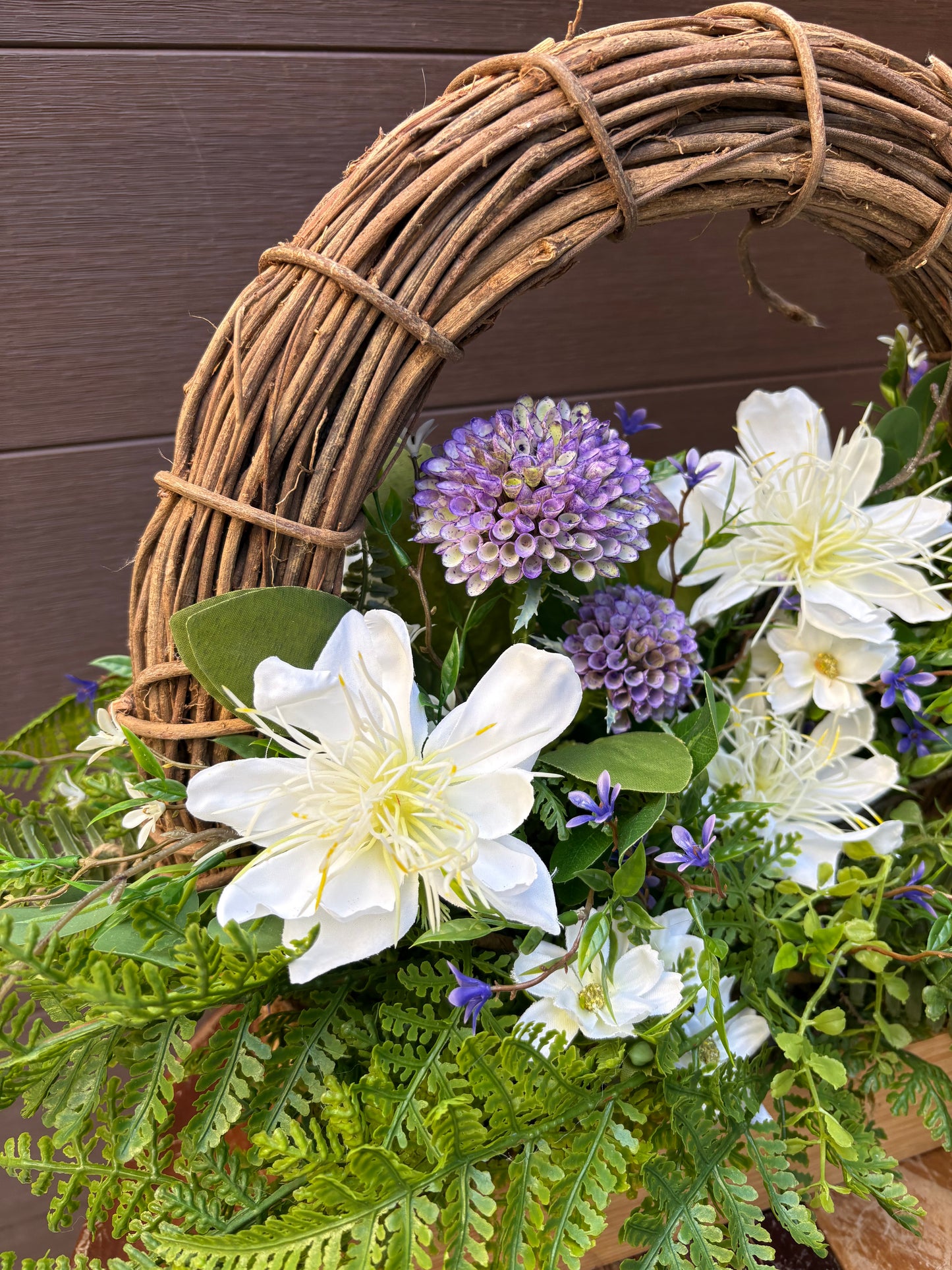 Arrangement floral artificiel en boîte de bois – Clématite blanche, hortensia et fleurs champêtres – 23 x 15 po