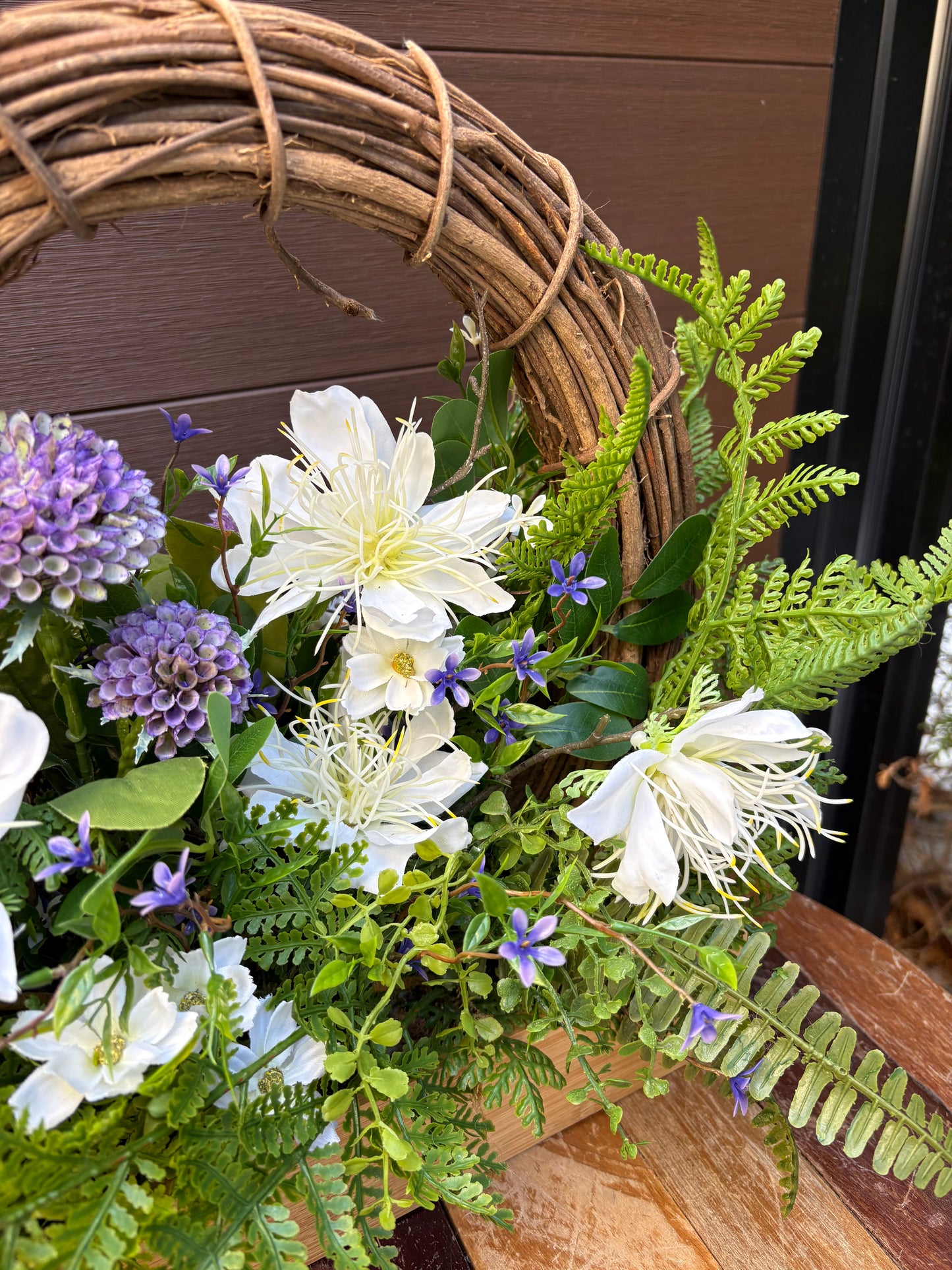 Arrangement floral artificiel en boîte de bois – Clématite blanche, hortensia et fleurs champêtres – 23 x 15 po