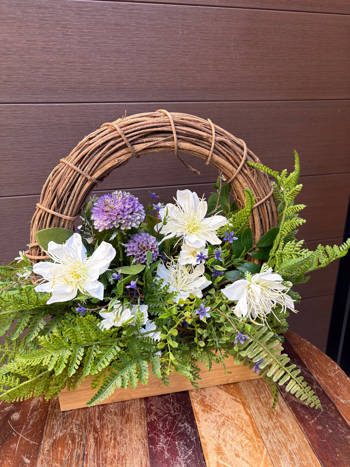 Arrangement floral artificiel en boîte de bois – Clématite blanche, hortensia et fleurs champêtres – 23 x 15 po