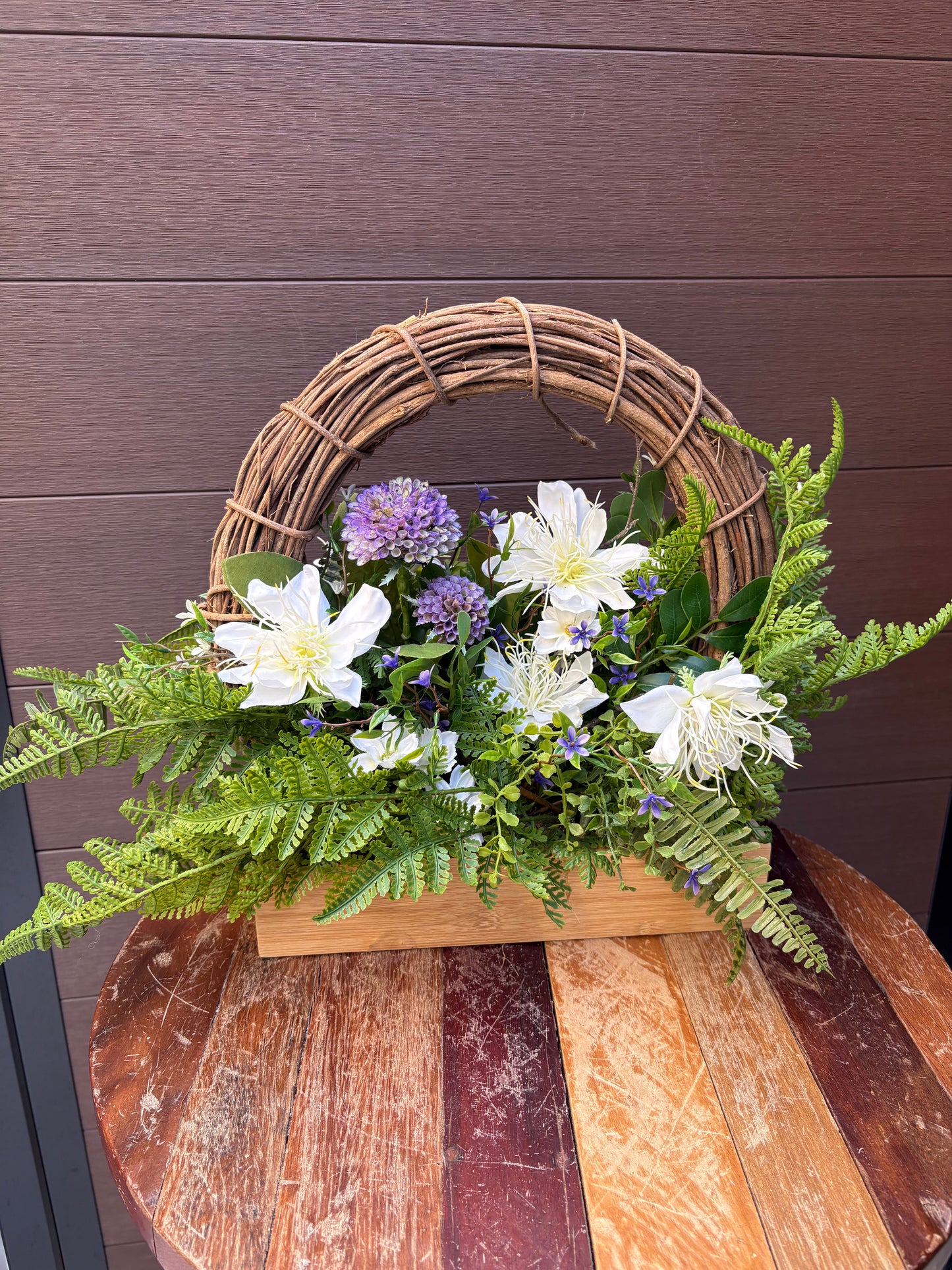 Arrangement floral artificiel en boîte de bois – Clématite blanche, hortensia et fleurs champêtres – 23 x 15 po