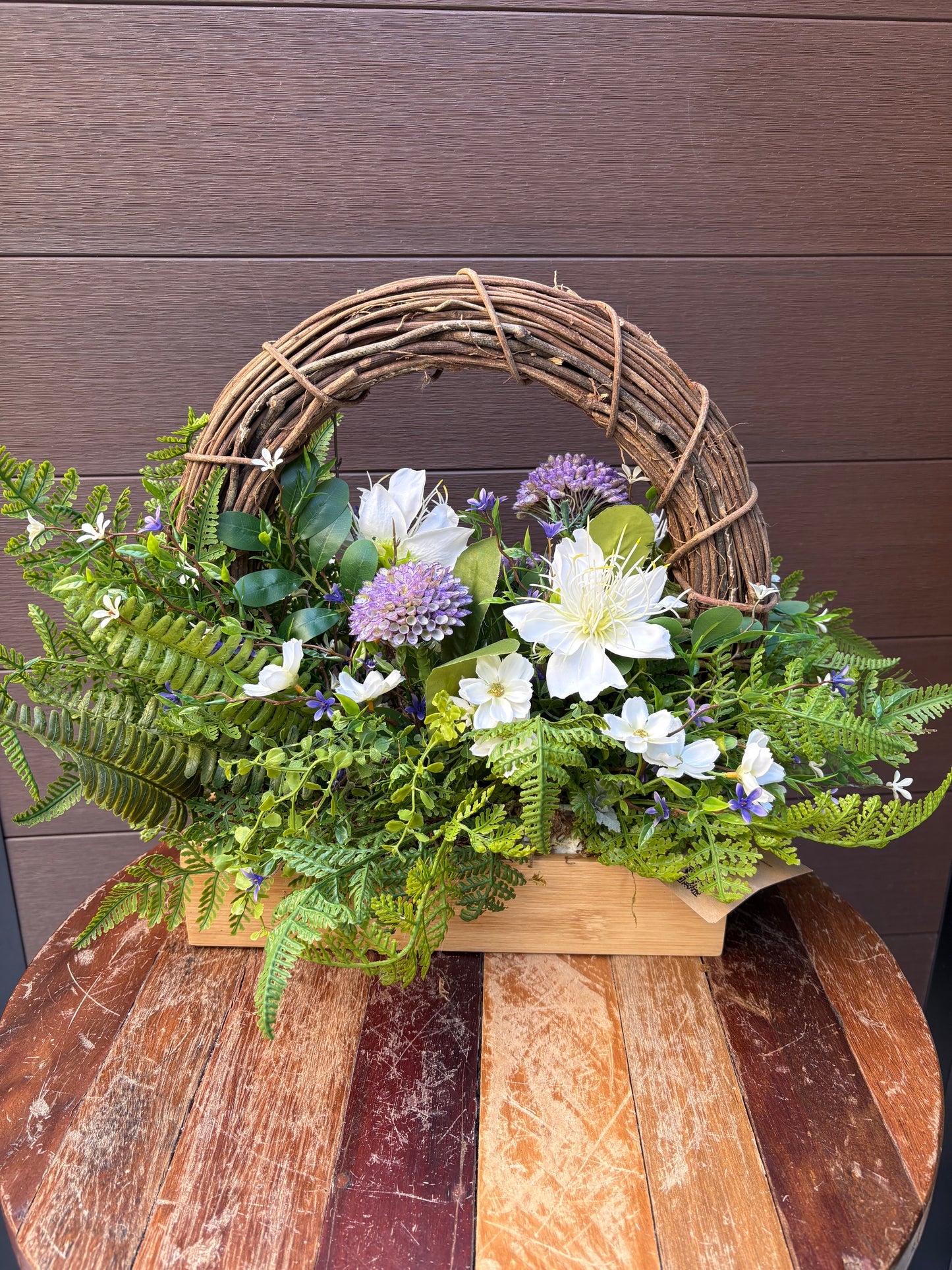 Arrangement floral artificiel en boîte de bois – Clématite blanche, hortensia et fleurs champêtres – 23 x 15 po