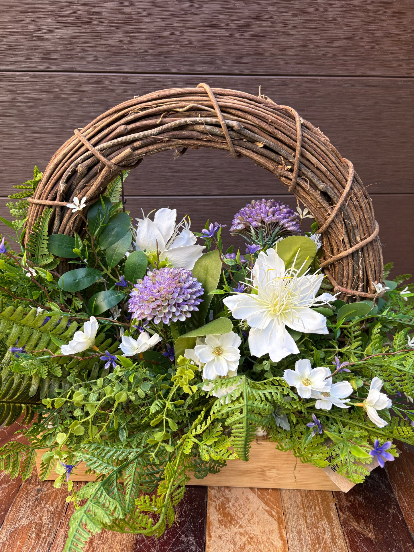 Arrangement floral artificiel en boîte de bois – Clématite blanche, hortensia et fleurs champêtres – 23 x 15 po