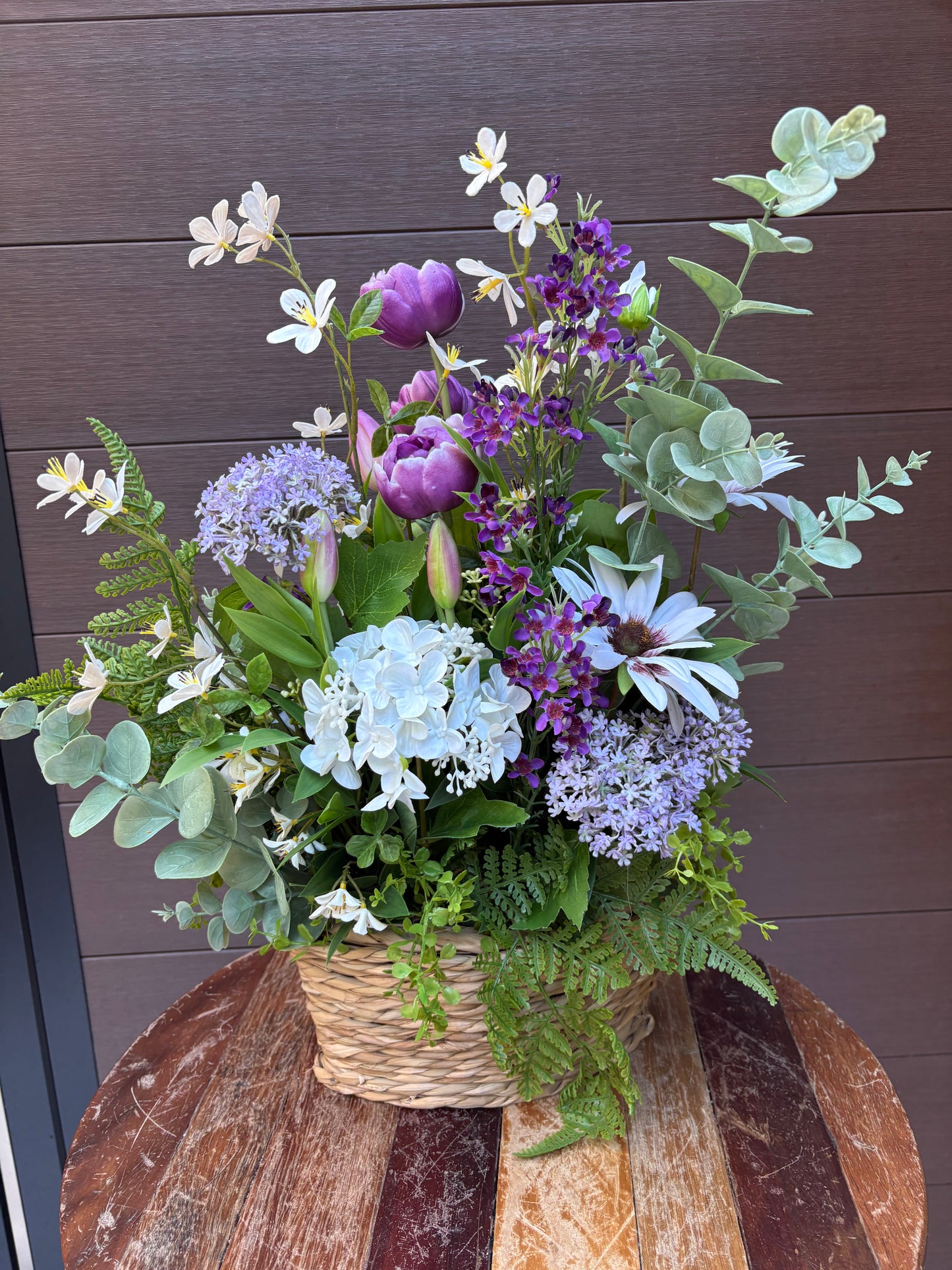 Arrangement floral en panier ovale – Pivoines lavande, hydrangées, eucalyptus et fleurs blanches | 23 pouces