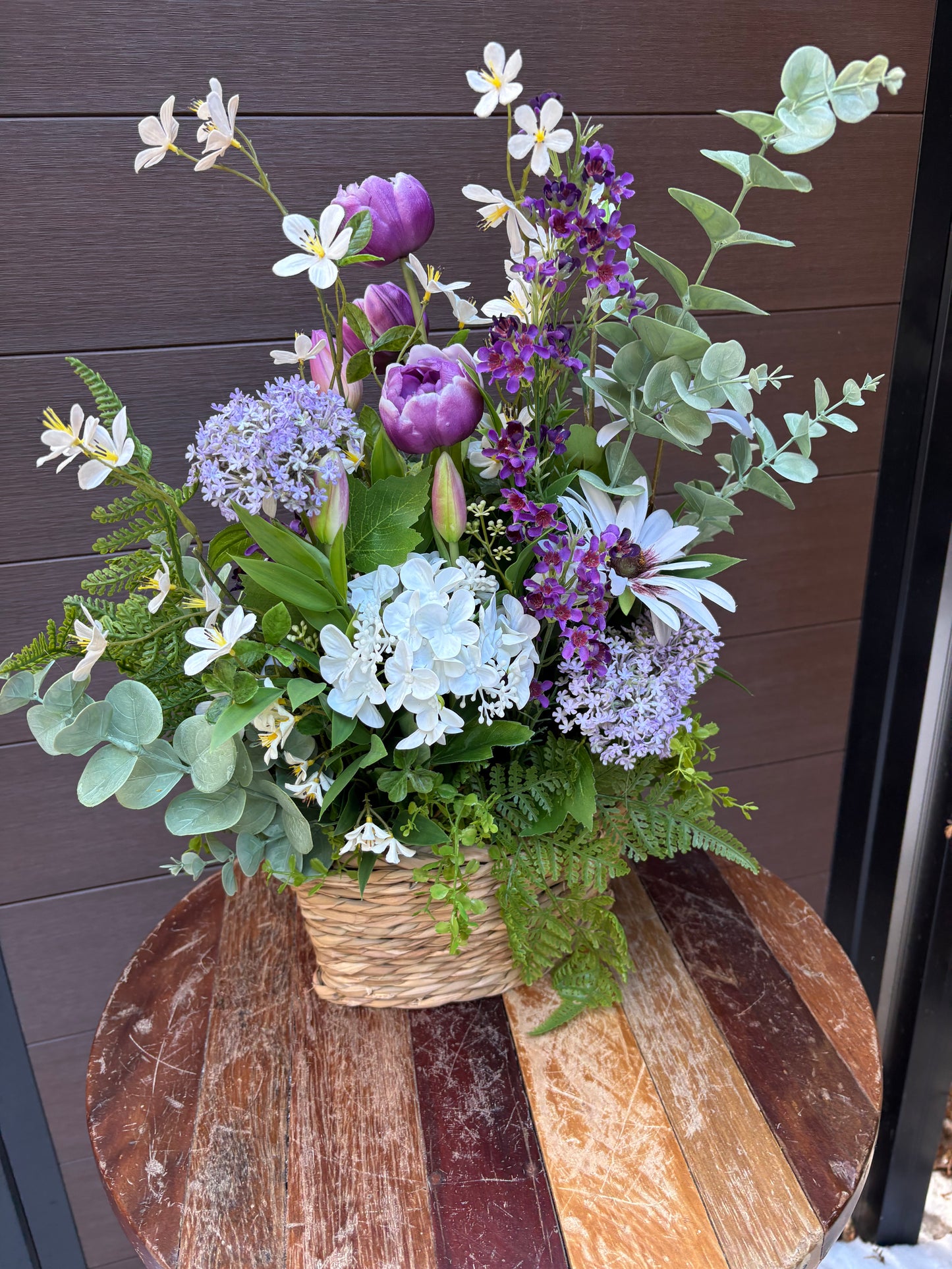 Arrangement floral en panier ovale – Pivoines lavande, hydrangées, eucalyptus et fleurs blanches | 23 pouces