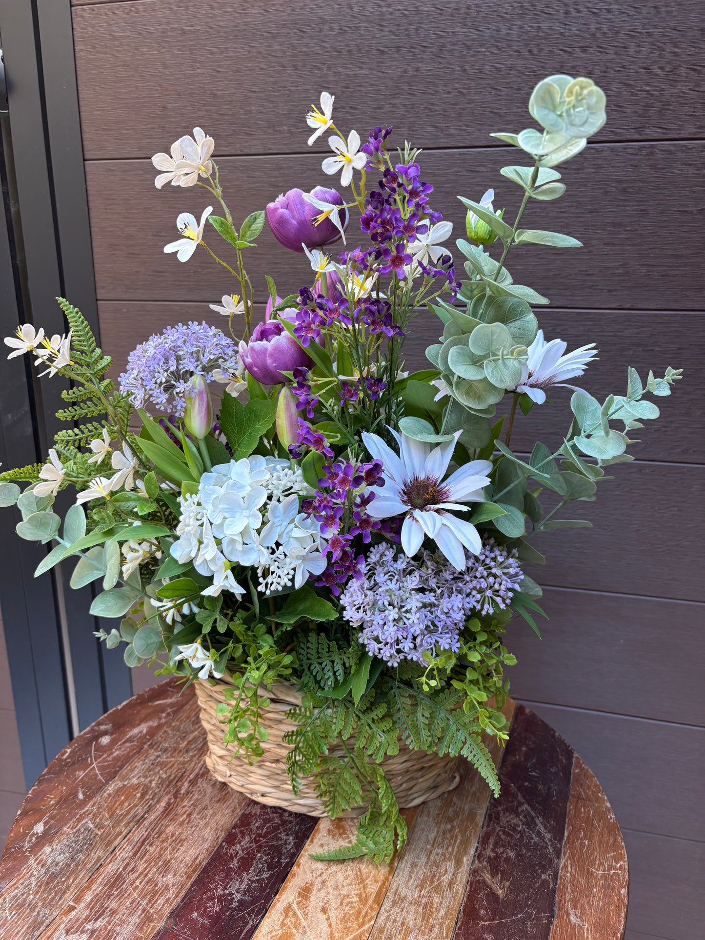 Arrangement floral en panier ovale – Pivoines lavande, hydrangées, eucalyptus et fleurs blanches | 23 pouces