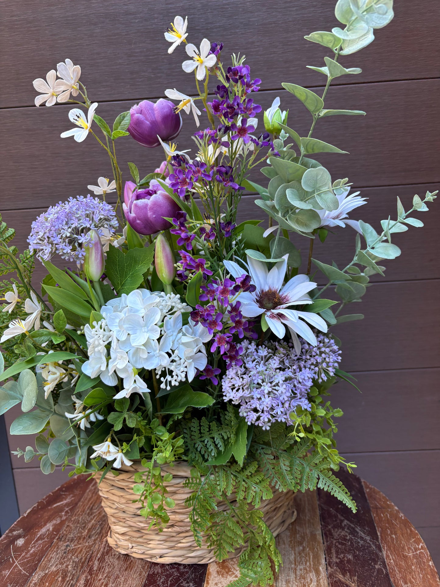Arrangement floral en panier ovale – Pivoines lavande, hydrangées, eucalyptus et fleurs blanches | 23 pouces