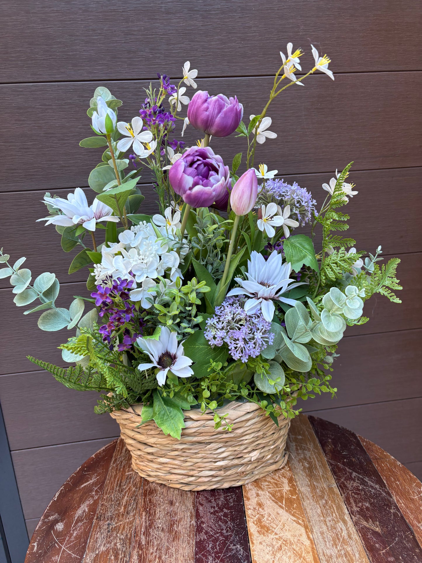 Arrangement floral en panier ovale – Pivoines lavande, hydrangées, eucalyptus et fleurs blanches | 23 pouces