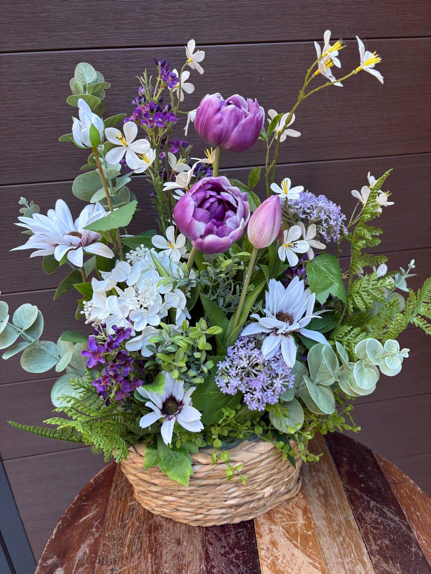Arrangement floral en panier ovale – Pivoines lavande, hydrangées, eucalyptus et fleurs blanches | 23 pouces