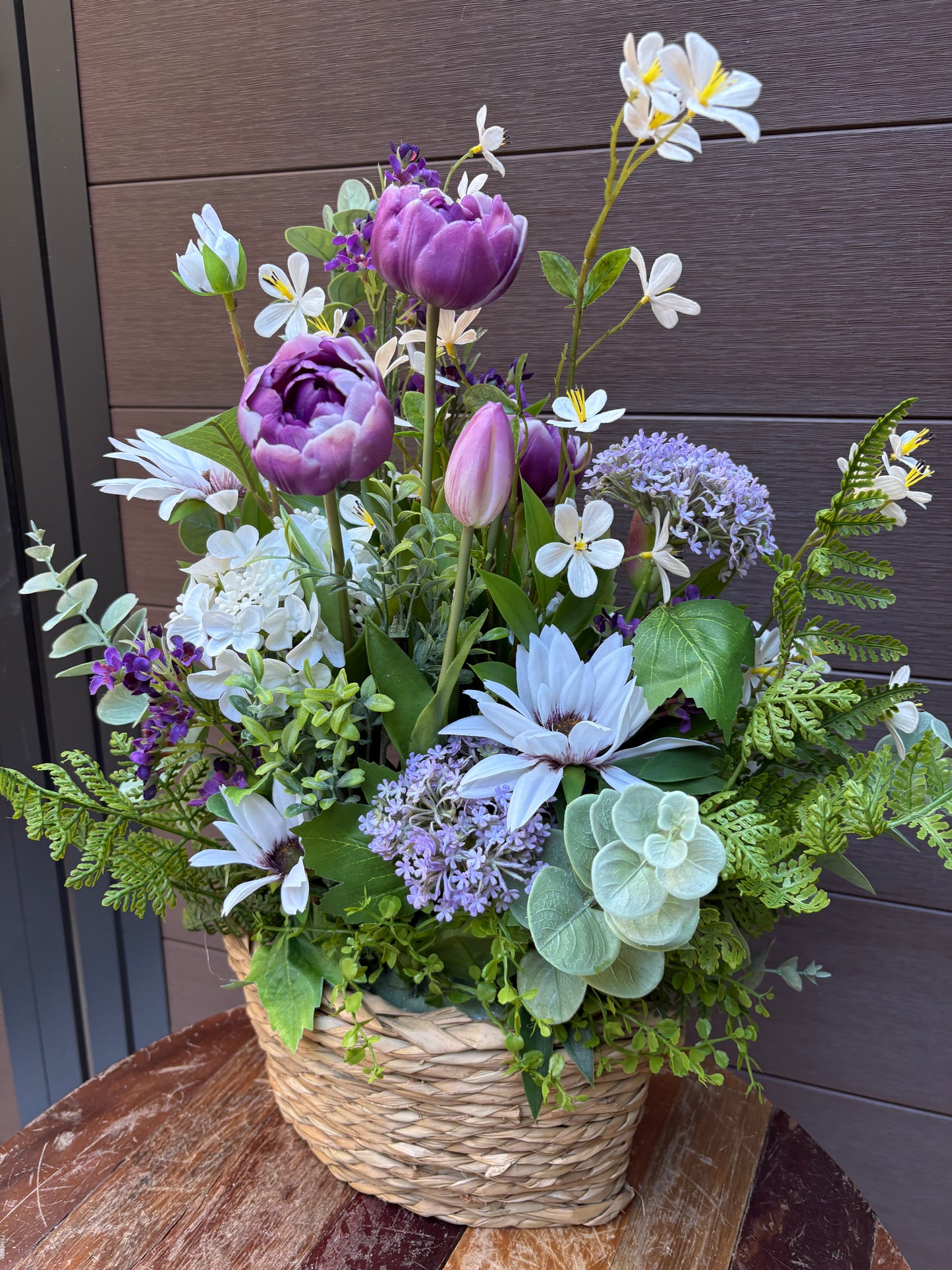Arrangement floral en panier ovale – Pivoines lavande, hydrangées, eucalyptus et fleurs blanches | 23 pouces