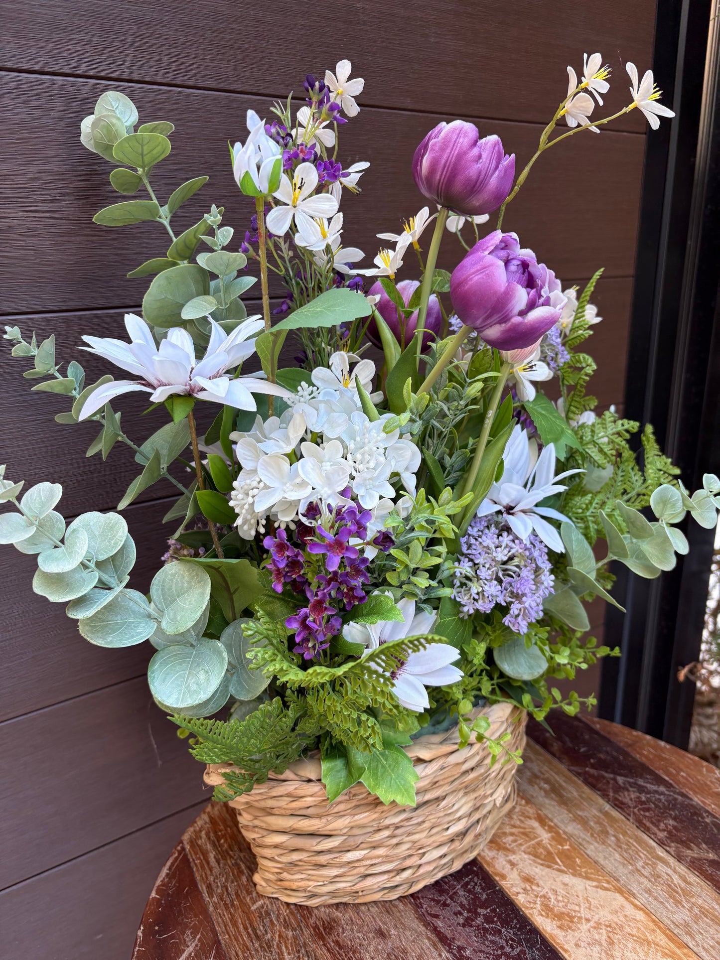 Arrangement floral en panier ovale – Pivoines lavande, hydrangées, eucalyptus et fleurs blanches | 23 pouces