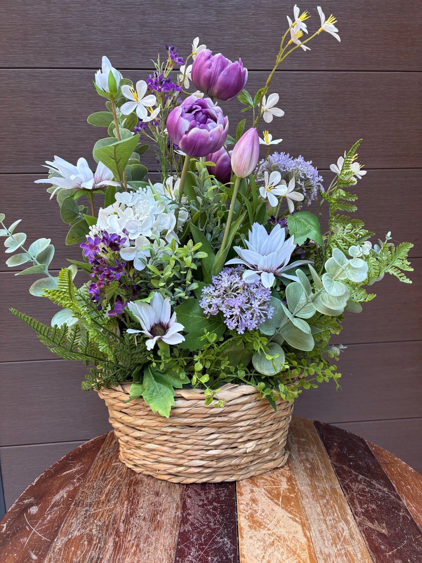 Arrangement floral en panier ovale – Pivoines lavande, hydrangées, eucalyptus et fleurs blanches | 23 pouces
